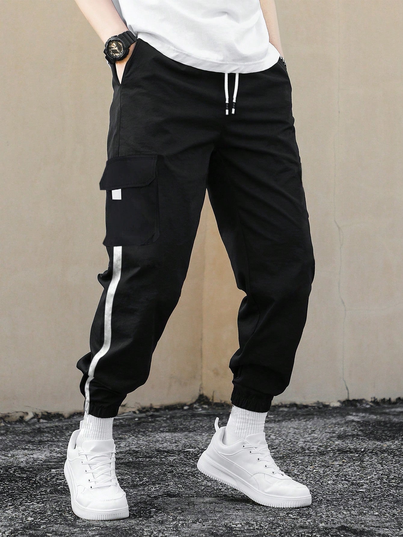 Calça Masculina Jogger Com Faixa Lateral E Bolsos Cargo Calça Masculina Jogger Com Faixa Lateral E Bolsos Cargo