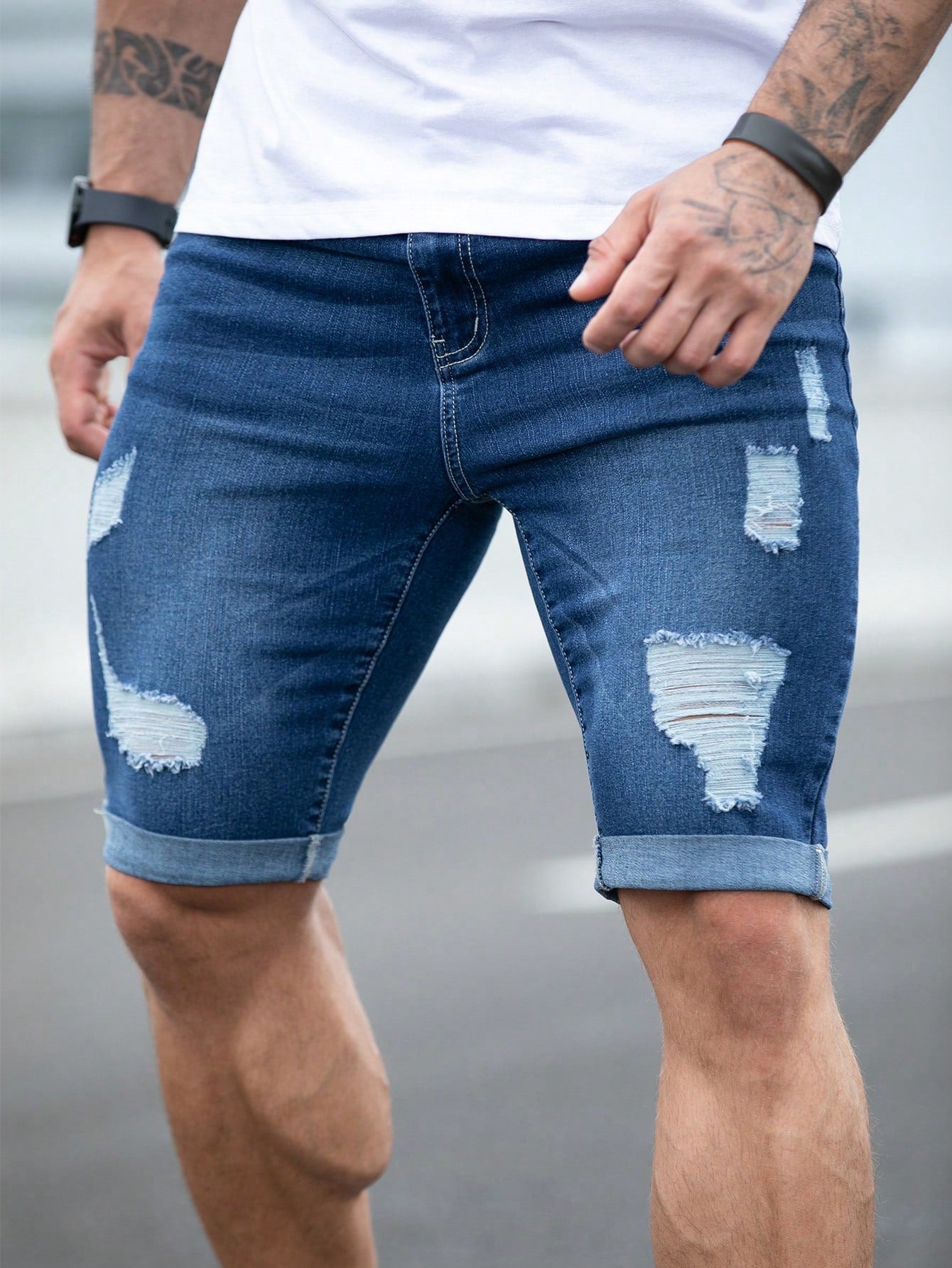 Shorts Masculino Jeans Destroyed Com Barra Desfiada Lavagem Escura / PP Shorts Masculino Jeans Destroyed Com Barra