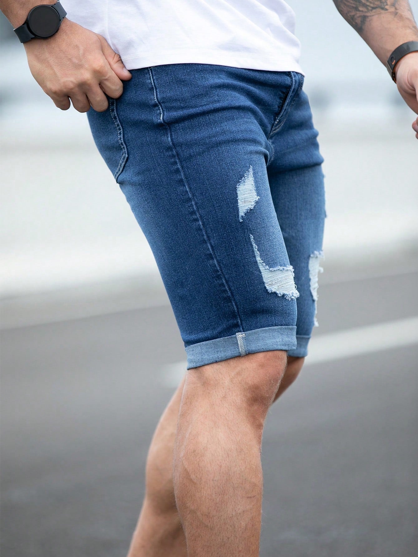 Shorts Masculino Jeans Destroyed Com Barra Desfiada Shorts Masculino Jeans Destroyed Com Barra Desfiada
