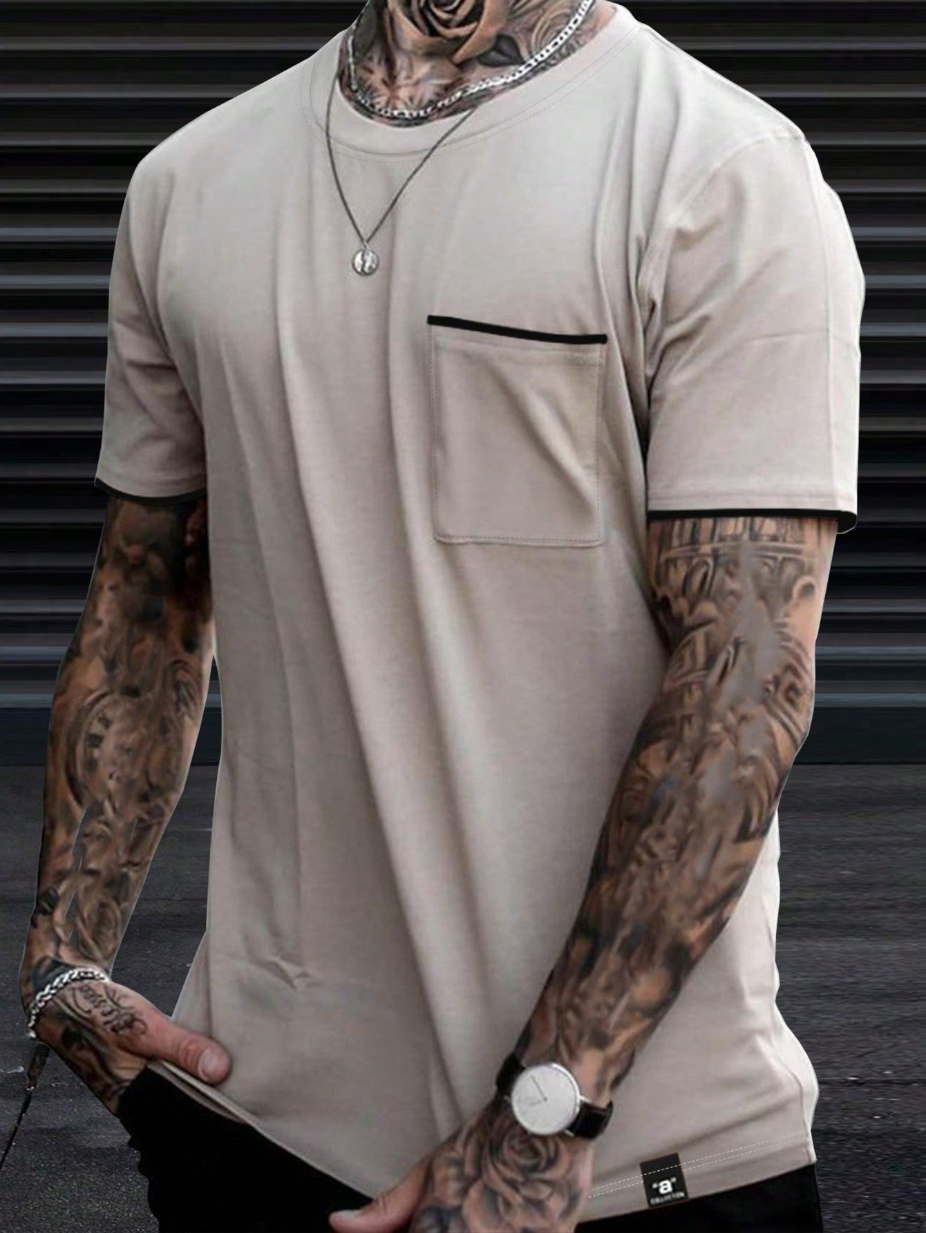 Camisa Masculina Slim Detalhes Contrastantes Bolso Caqui / PP Camisa Masculina Slim Detalhes Contrastantes Bolso