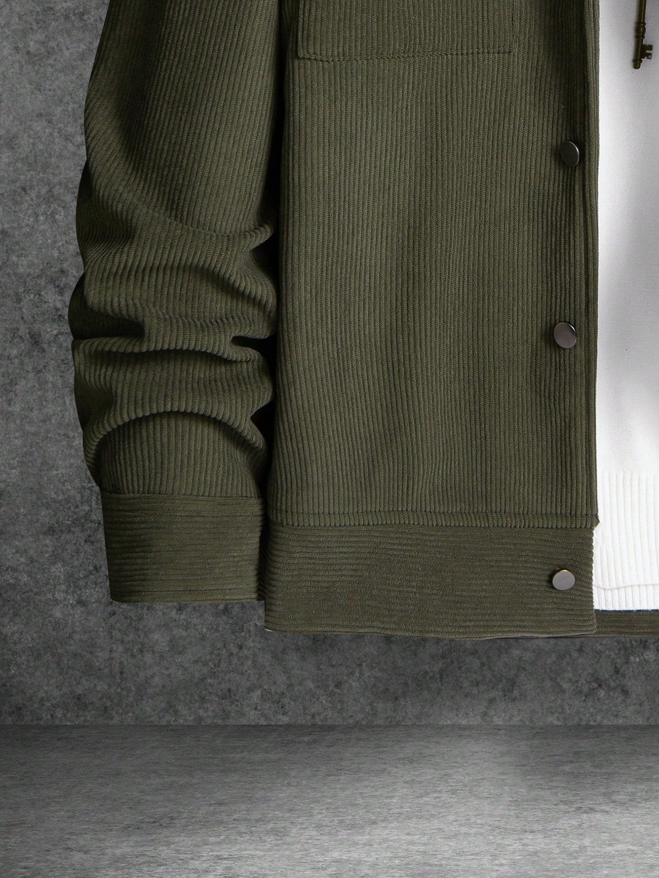 Moletom Masculino Cotelê Oversized Com Bolsos Ombro Caído Moletom Masculino Cotelê Oversized Com Bolsos Ombro Caído