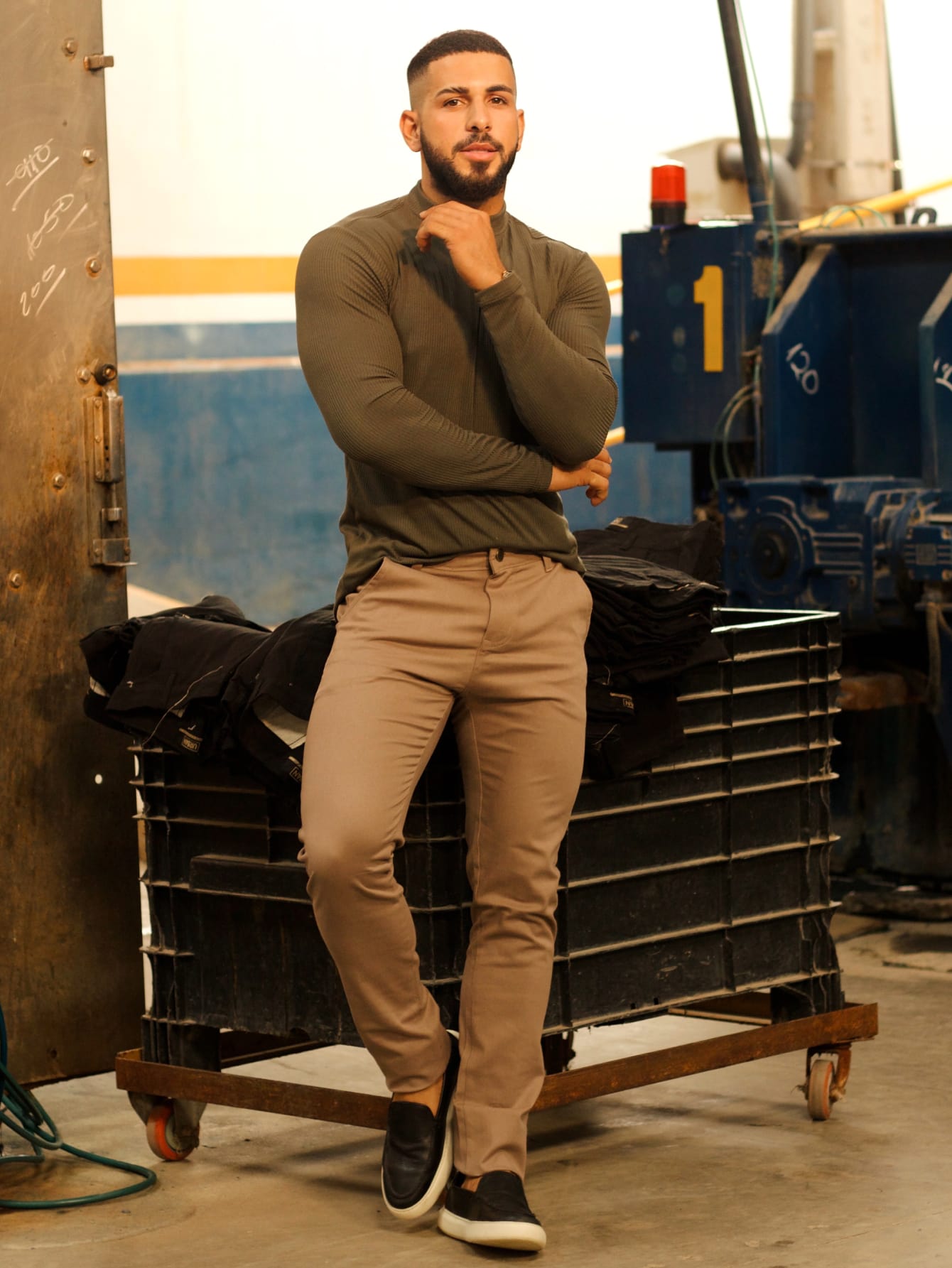 Calça Masculina Jeans Slim Fit Com Lavagem Média E Design Clean Caqui / PP Calça Masculina Jeans Slim Fit Com Lavagem