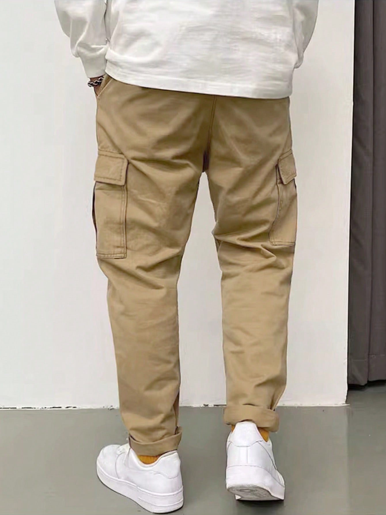 Calça Masculina Cargo Com Bolsos Laterais E Punho Ajustável Calça Masculina Cargo Com Bolsos Laterais E Punho Ajustável