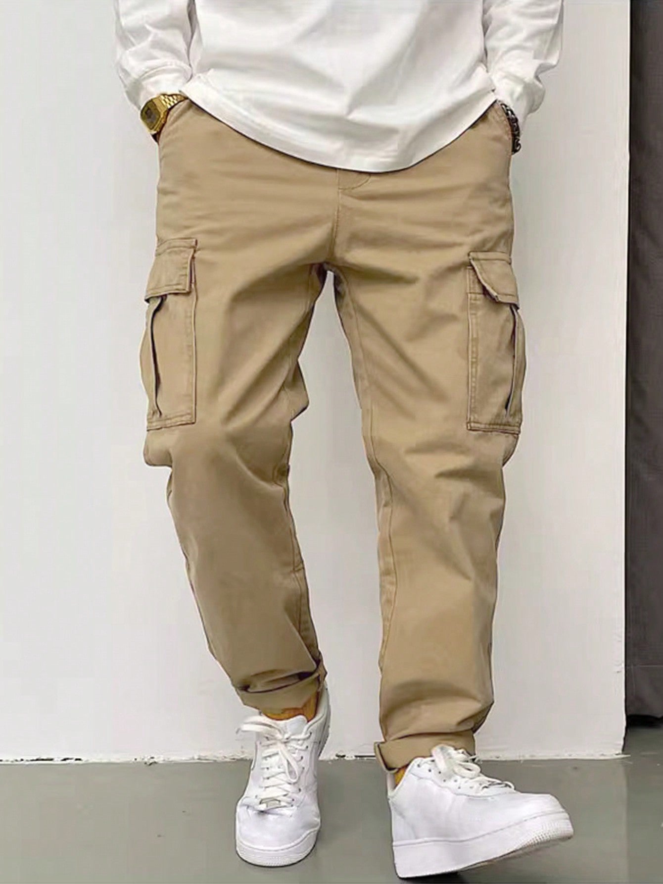 Calça Masculina Cargo Com Bolsos Laterais E Punho Ajustável Calça Masculina Cargo Com Bolsos Laterais E Punho Ajustável