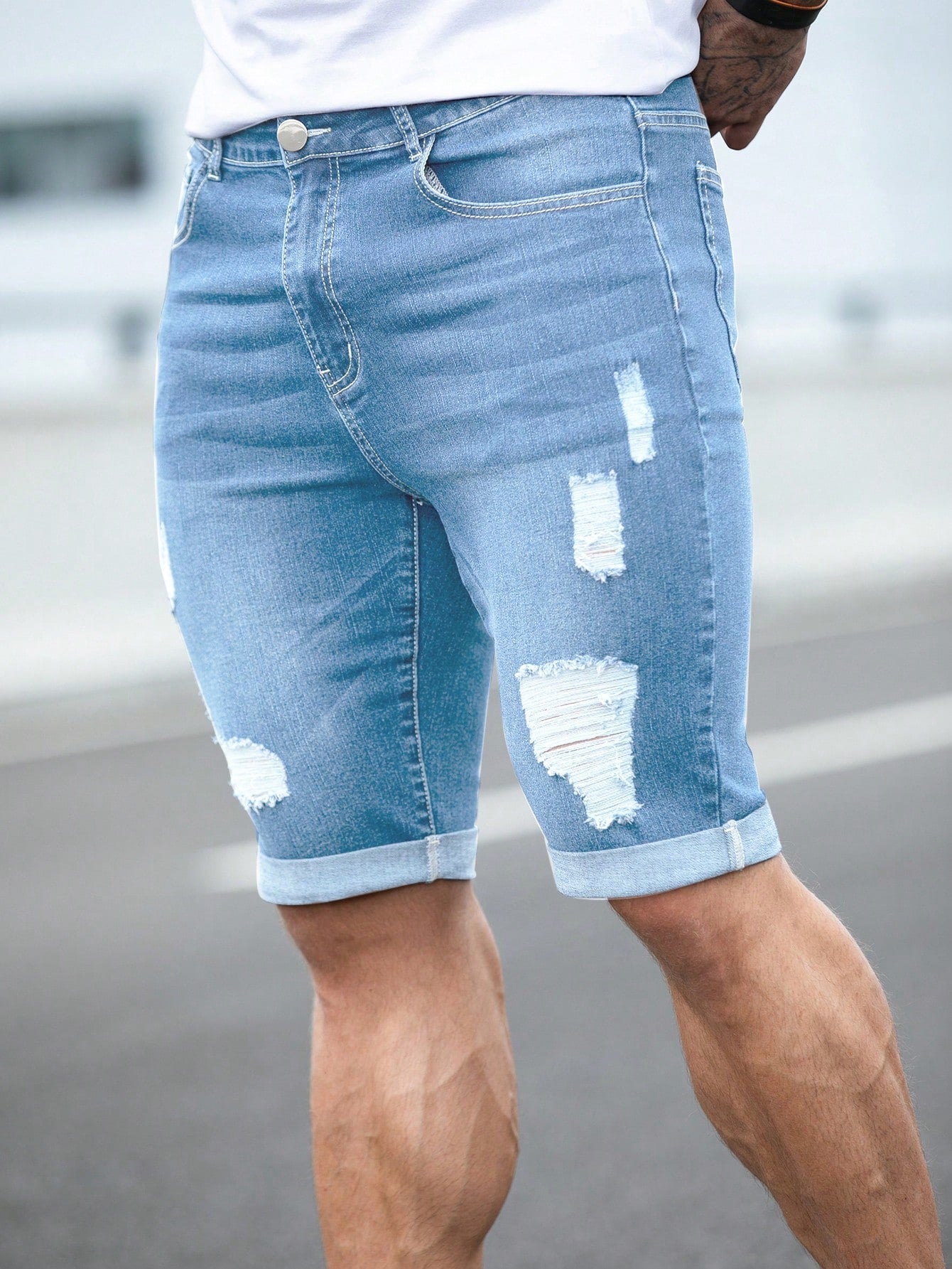 Shorts Masculino Jeans Destroyed Com Barra Desfiada Shorts Masculino Jeans Destroyed Com Barra Desfiada