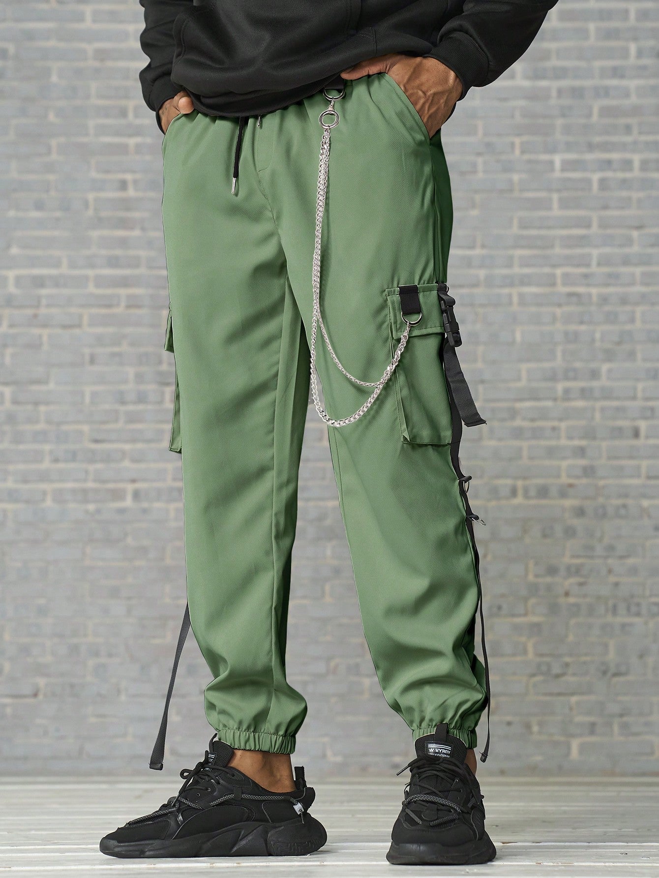Calça Masculina Cargo Com Corrente Decorativa Bolsos Sobrepostos Calça Masculina Cargo Com Corrente Decorativa Bolsos
