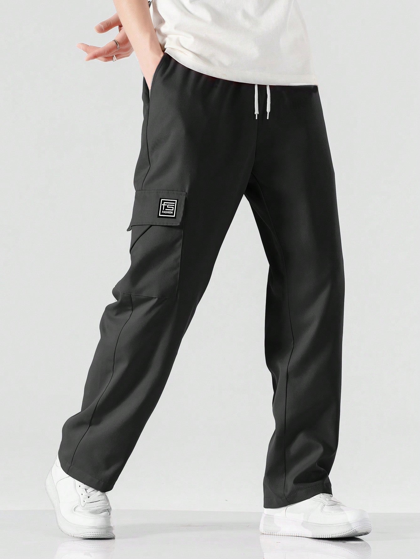 Calça Masculina Cargo Solta Com Patch Letras E Bolsos Sobrepostos Preto / PP Calça Masculina Cargo Solta Com Patch