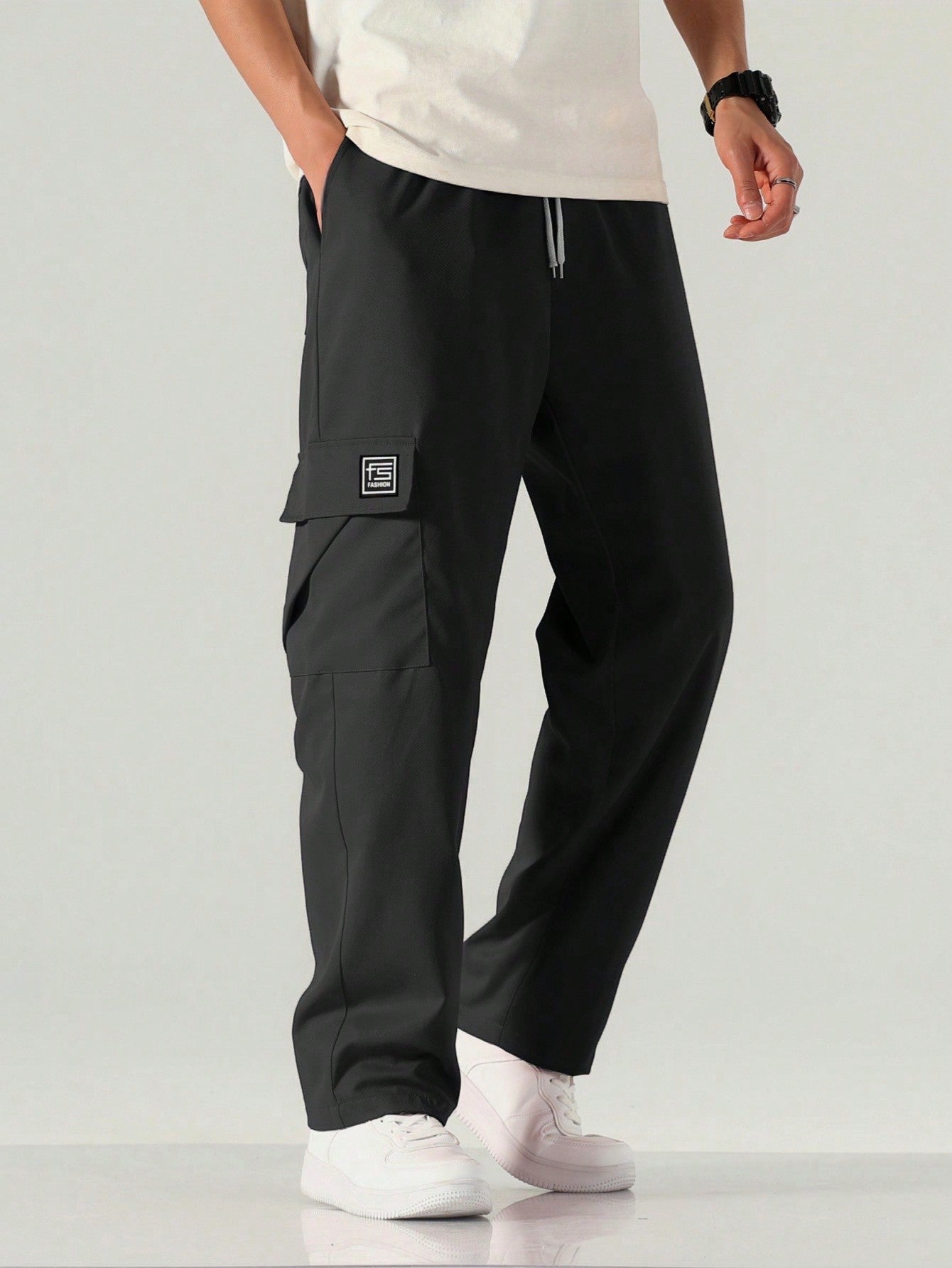 Calça Masculina Cargo Solta Com Patch Letras E Bolsos Sobrepostos Calça Masculina Cargo Solta Com Patch Letras E Bolsos