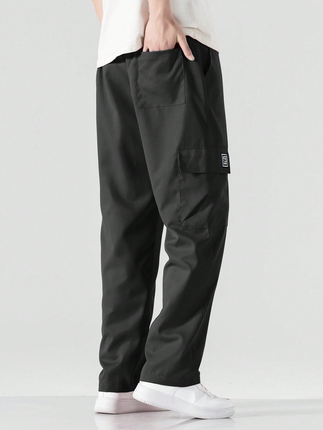 Calça Masculina Cargo Solta Com Patch Letras E Bolsos Sobrepostos Calça Masculina Cargo Solta Com Patch Letras E Bolsos