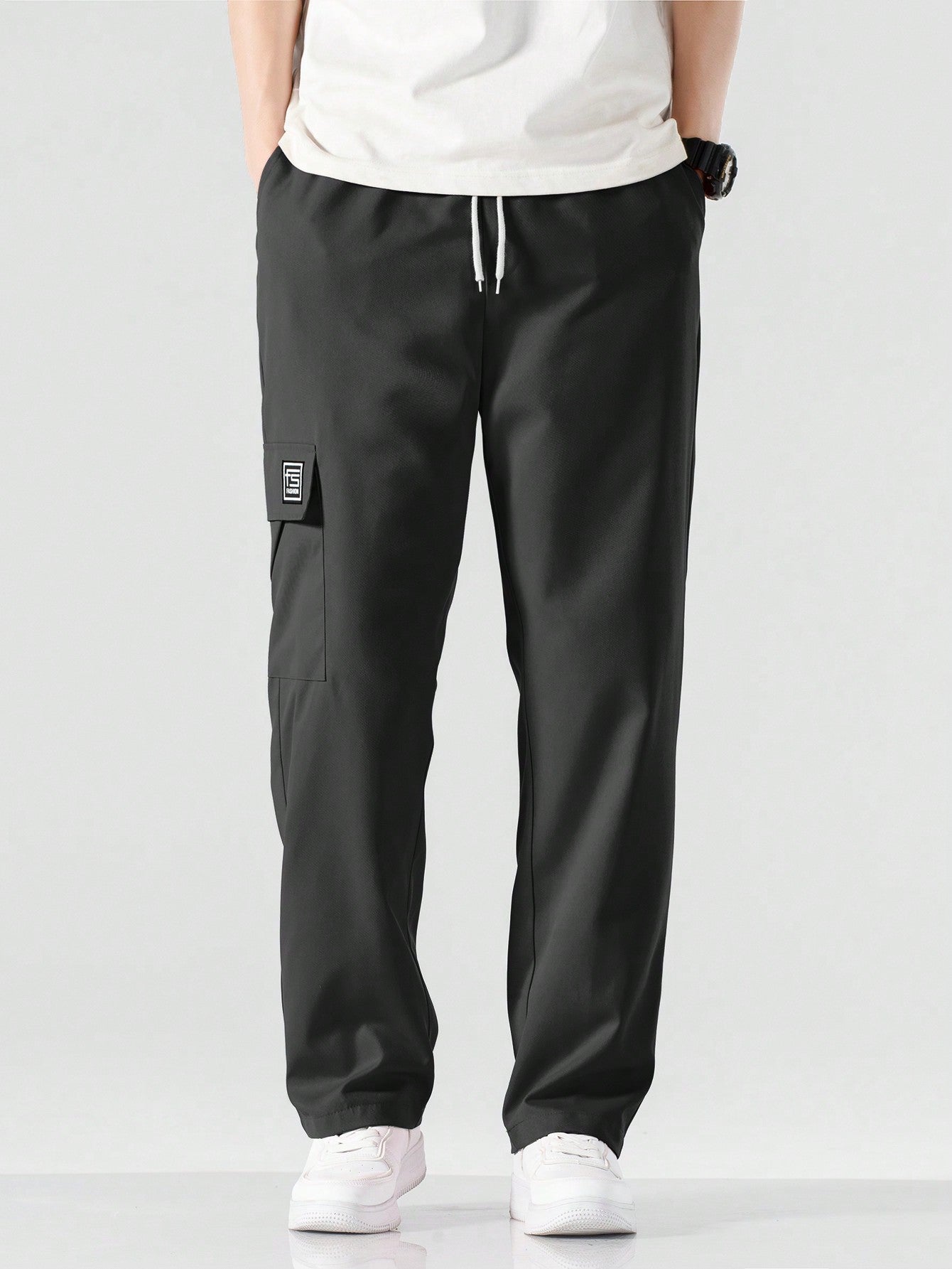 Calça Masculina Cargo Solta Com Patch Letras E Bolsos Sobrepostos Calça Masculina Cargo Solta Com Patch Letras E Bolsos