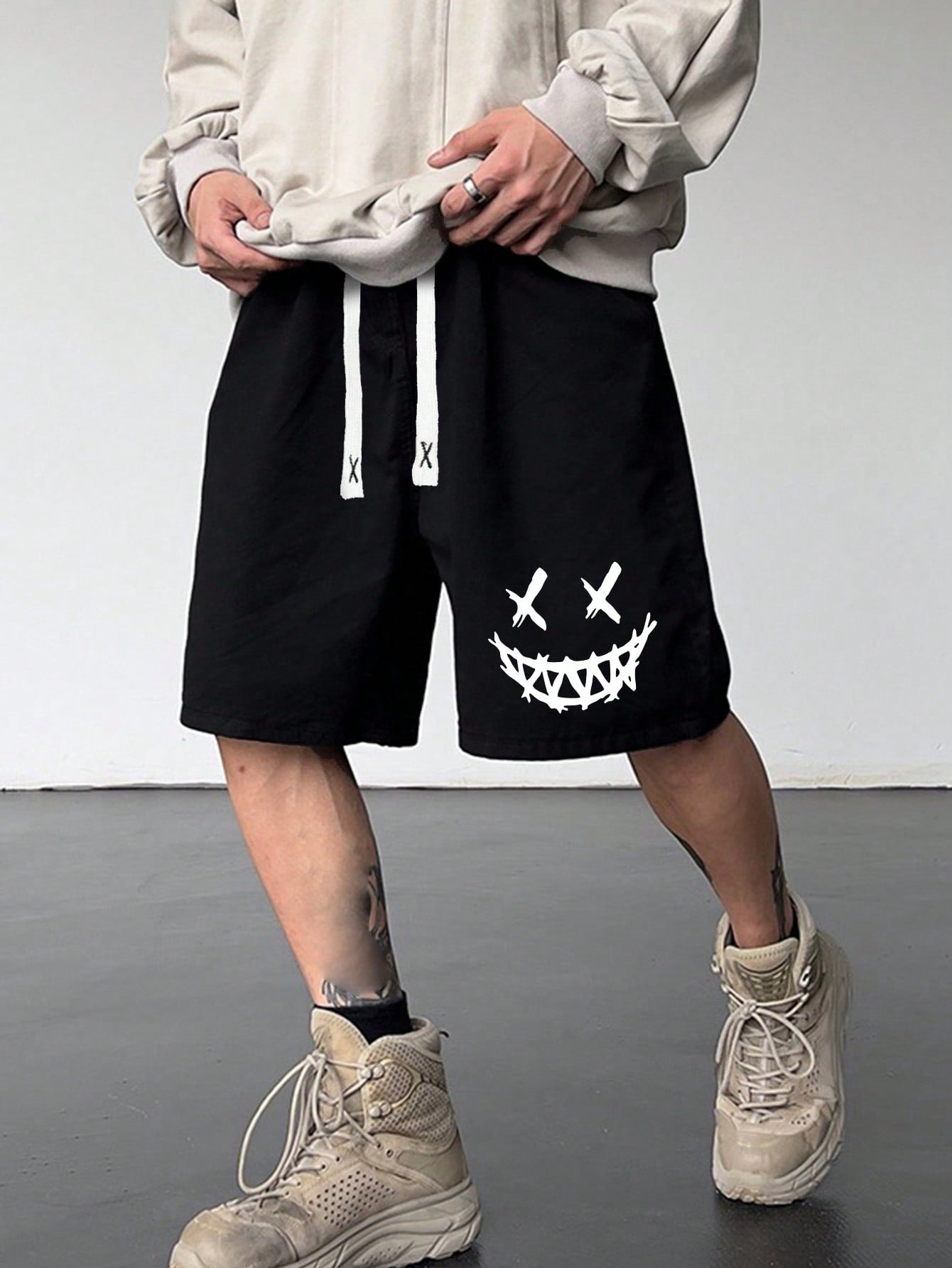 Shorts Masculino Estampado Grafismo Urbano E Cintura Ajustável Preto / PP Shorts Masculino Estampado Com Estilo Anime E