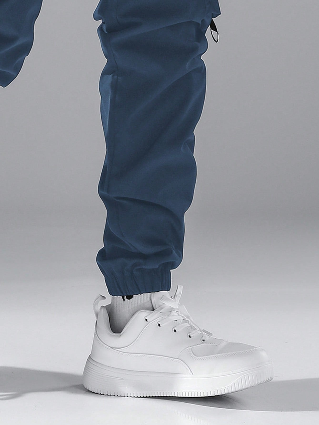 Calça Masculina Cargo Solta Bolsos Sobrepostos E Cintura Ajustável Calça Masculina Cargo Solta Bolsos Sobrepostos E