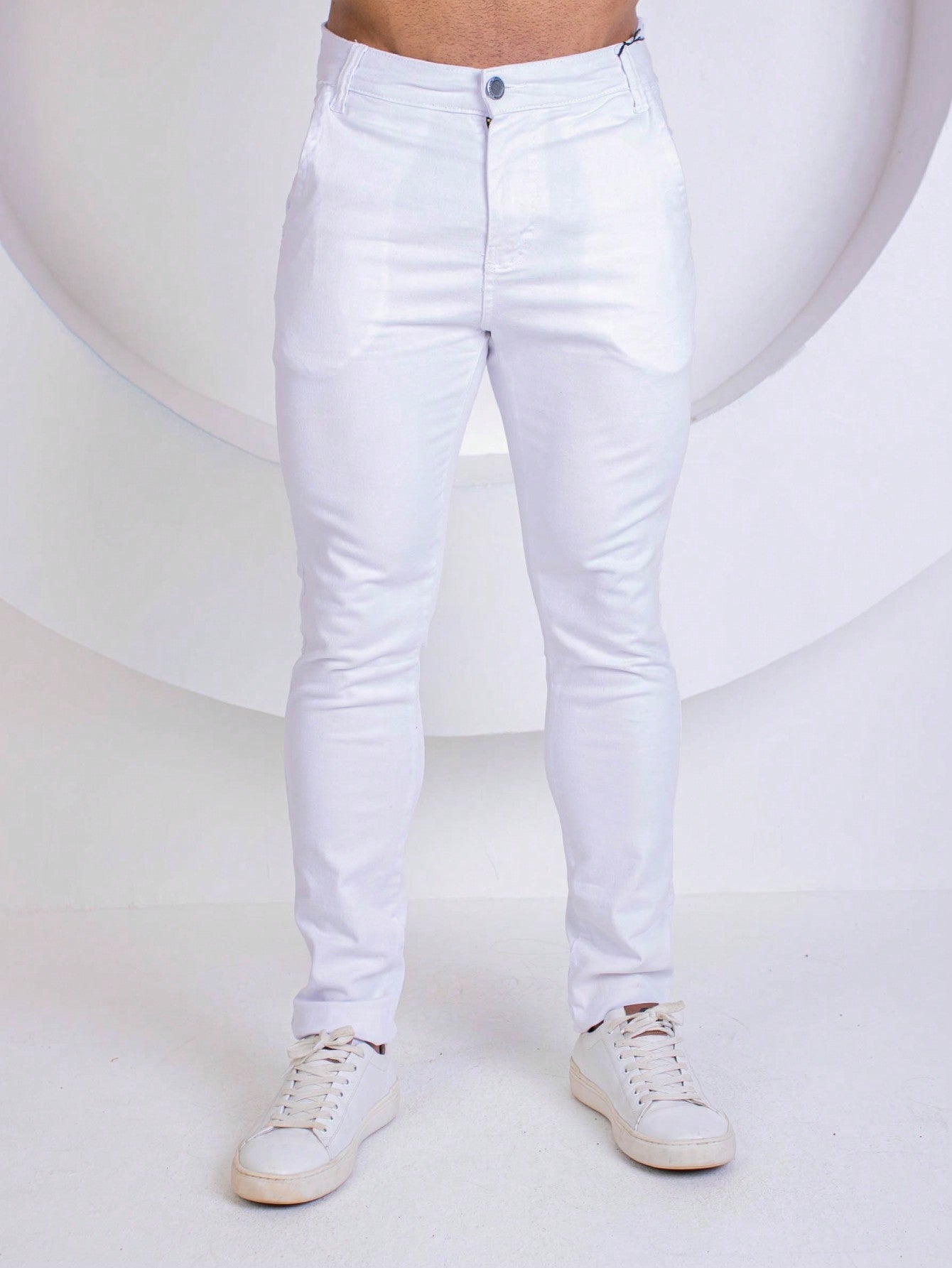 Calça Masculina Jeans Slim Fit Com Lavagem Média E Design Clean Calça Masculina Jeans Slim Fit Com Lavagem Média E