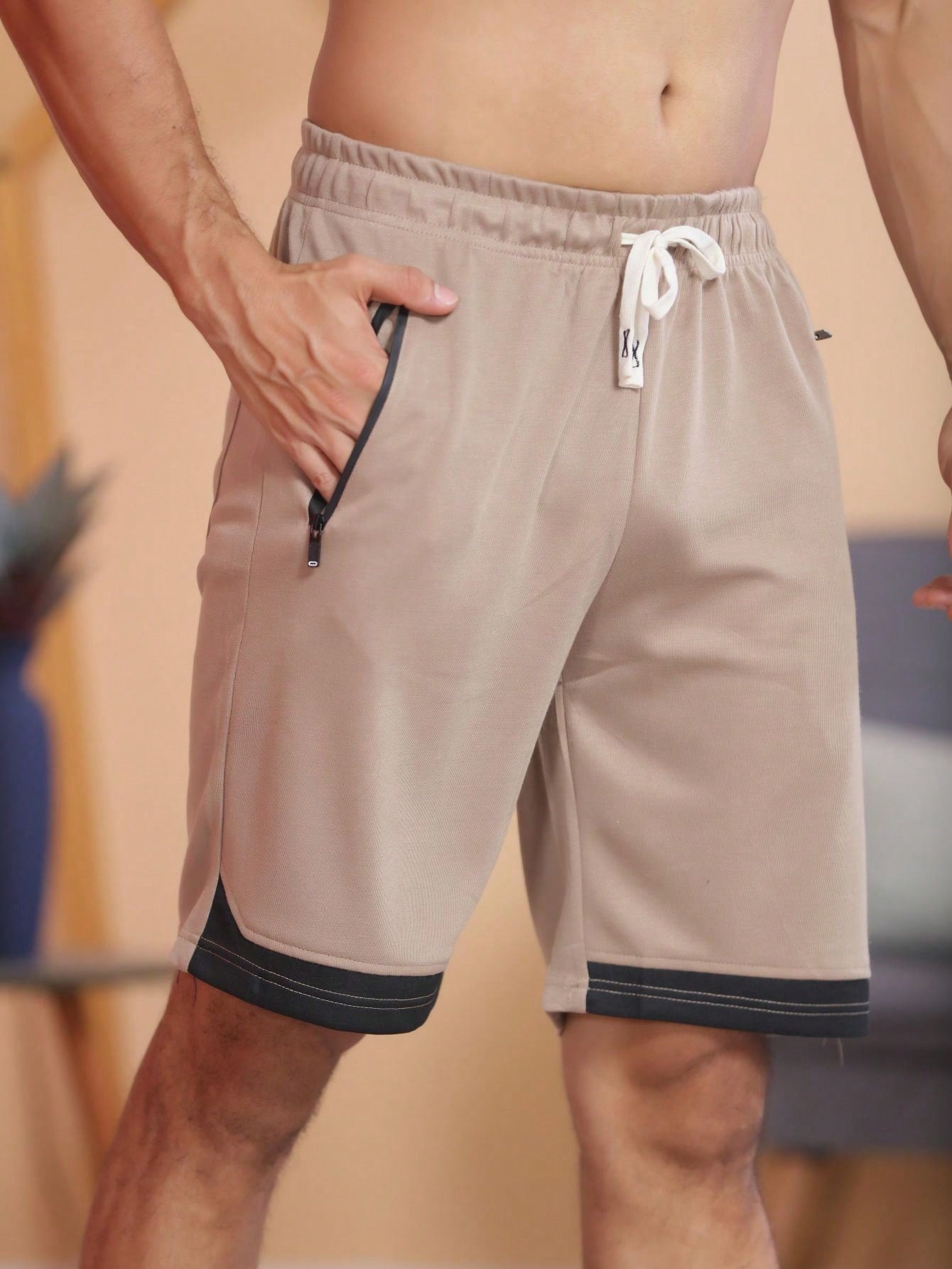 Shorts Masculino Esportivo Detalhes Contrastantes E Zíper Lateral Caqui / PP Shorts Masculino Esportivo Detalhes
