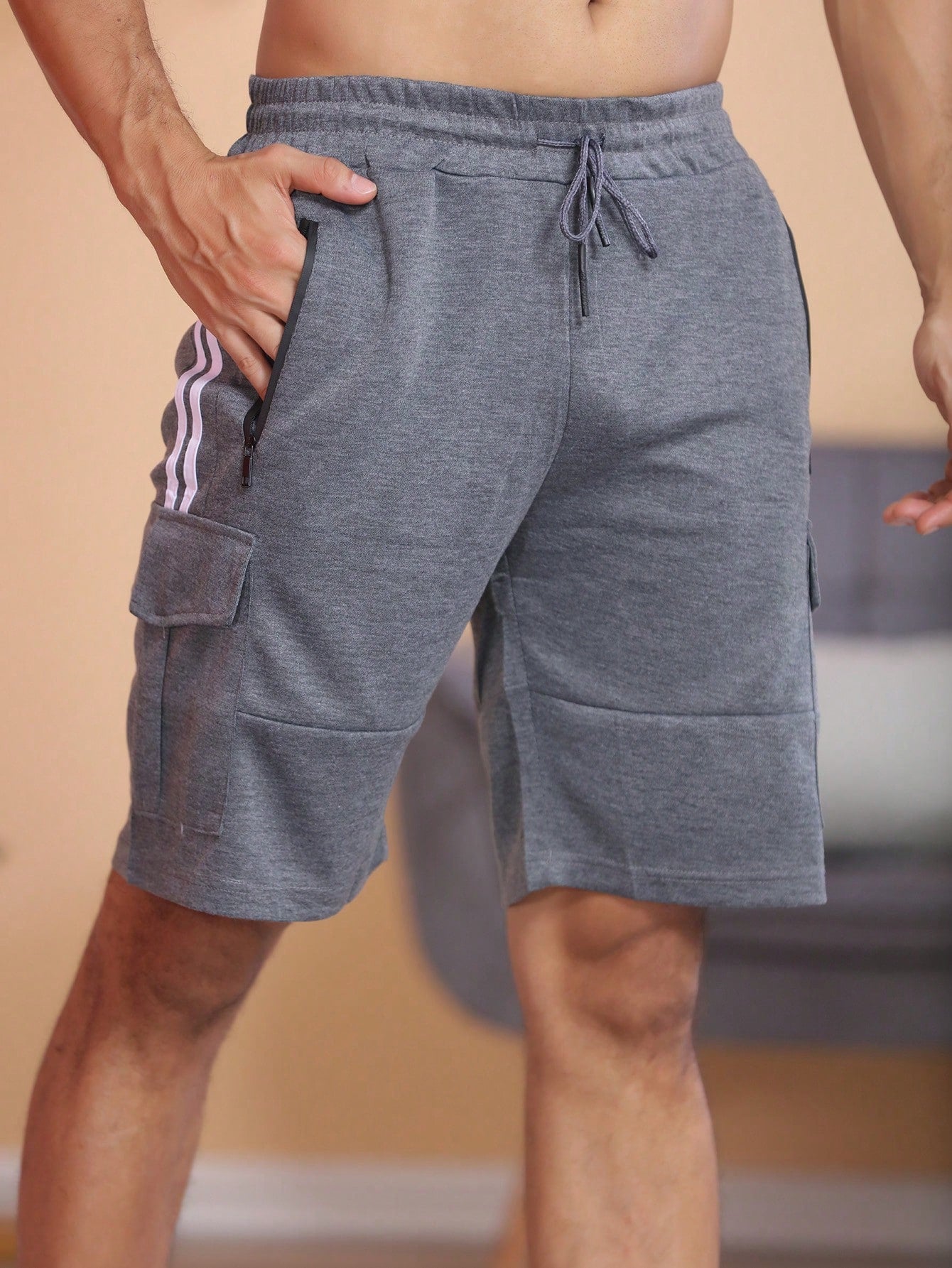 Shorts Masculino Cargo Com Listras Laterais E Bolsos Funcionais Cinza / PP Shorts Masculino Cargo Com Listras Laterais