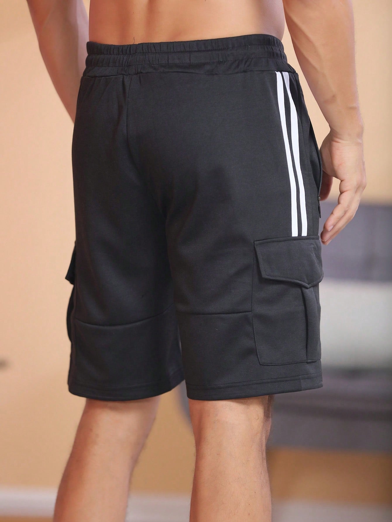 Shorts Masculino Cargo Com Listras Laterais E Bolsos Funcionais Shorts Masculino Cargo Com Listras Laterais E Bolsos