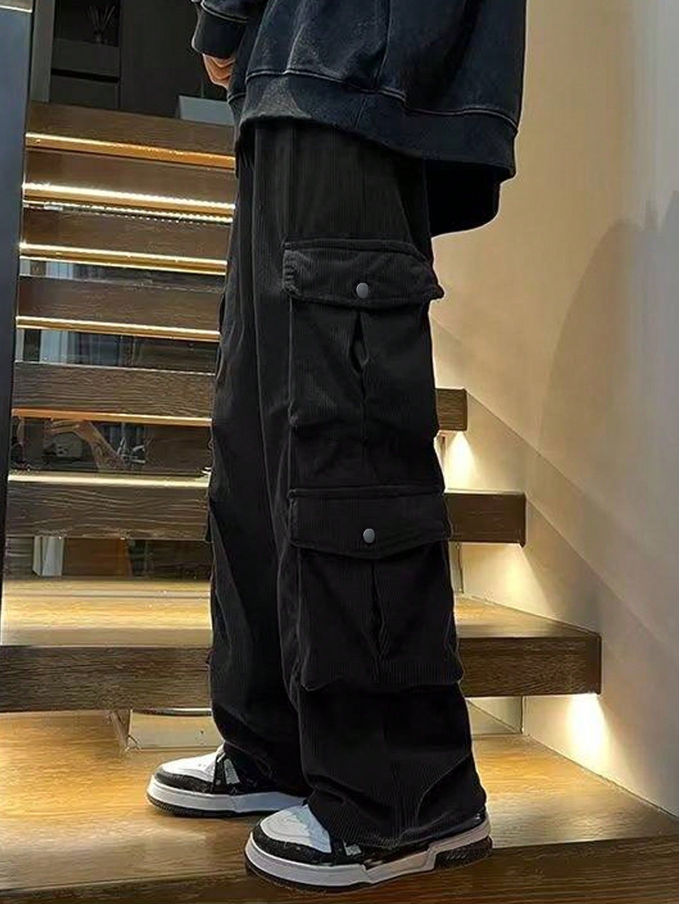 Calça Masculina Cargo Solta Bolsos Sobrepostos E Cintura Ajustável Calça Masculina Cargo Solta Bolsos Sobrepostos E