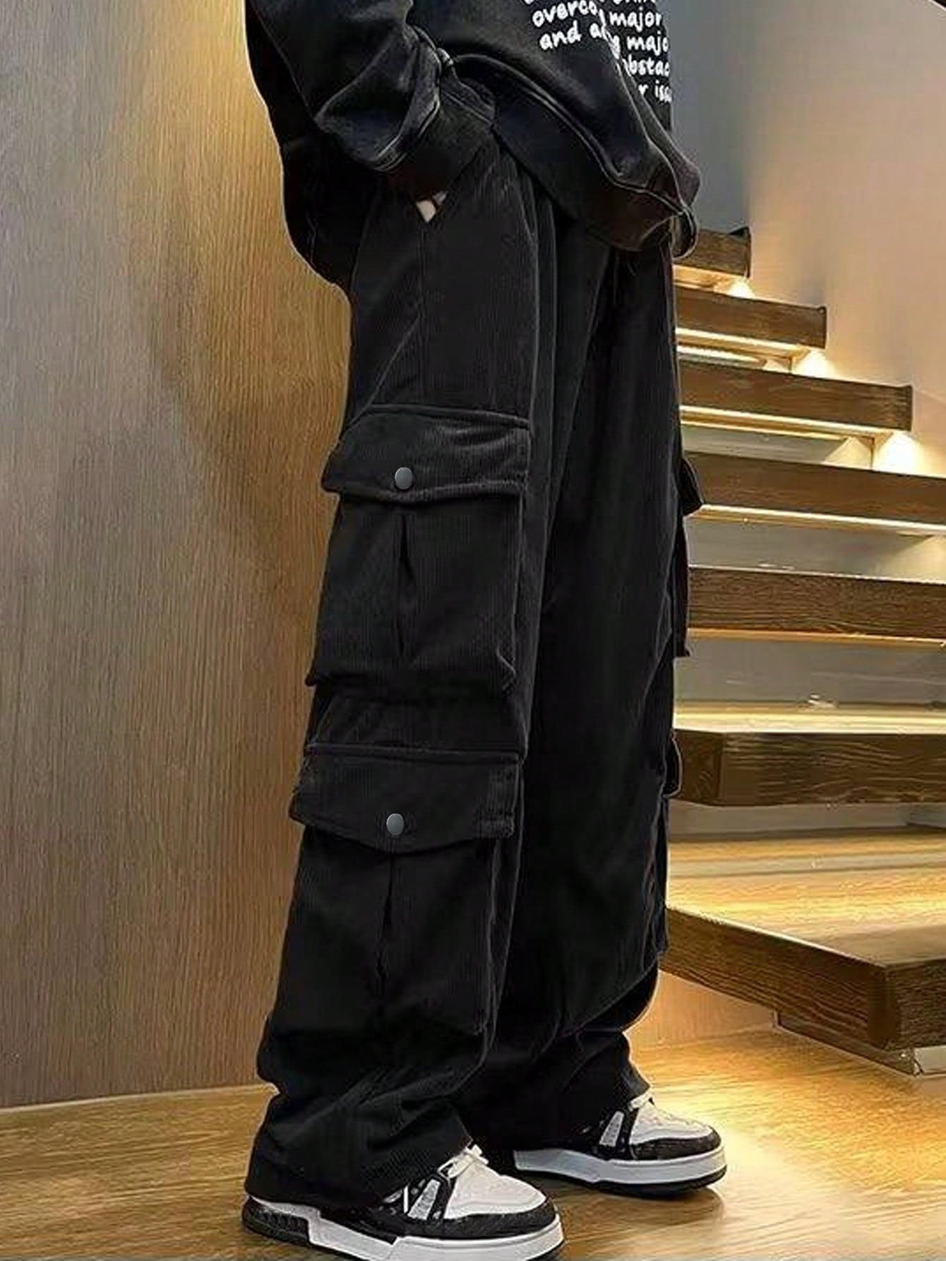 Calça Masculina Cargo Solta Bolsos Sobrepostos E Cintura Ajustável Calça Masculina Cargo Solta Bolsos Sobrepostos E