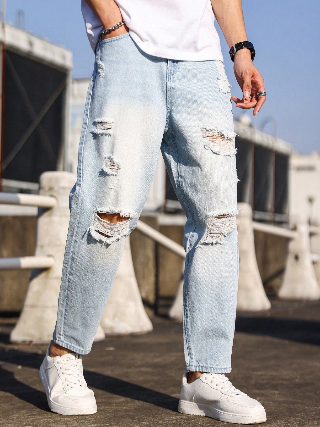 Calça Masculina Jeans Wide Fit Com Lavagem Desgastada E Rasgos Lavagem Clara / PP Calça Masculina Jeans Wide Fit Com