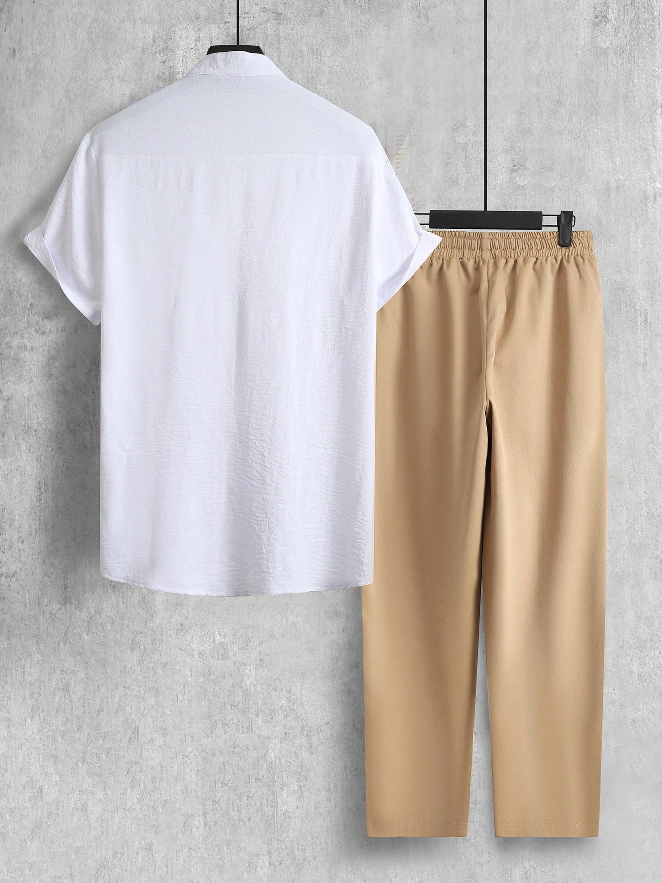 Conjunto Masculino Camisa Lisa E Calça Com Patch Decorativo Conjunto Masculino Camisa Lisa E Calça Com Patch Decorativo