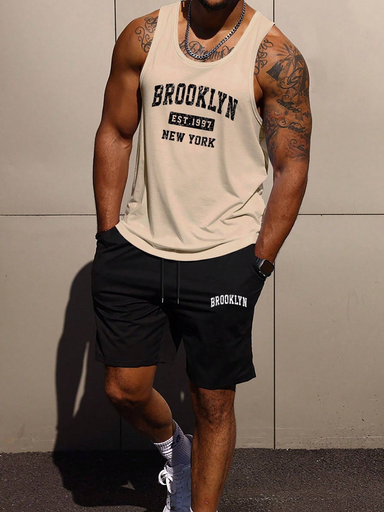 Conjunto Masculino Regata Com Frase Urbana E Shorts Leves Caqui / PP Conjunto Masculino Regata Com Frase Urbana E