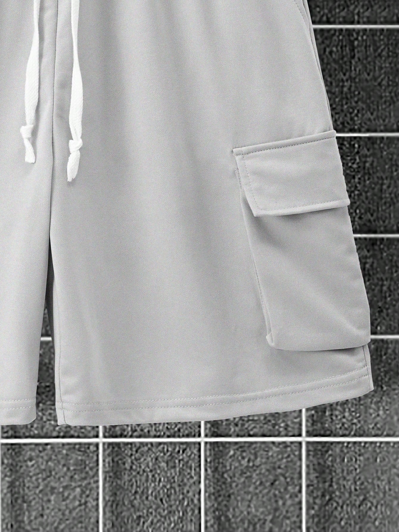 Conjunto Masculino Camiseta Ombro Caído E Shorts Estilo Solto Conjunto Masculino Camiseta Ombro Caído E Shorts Estilo