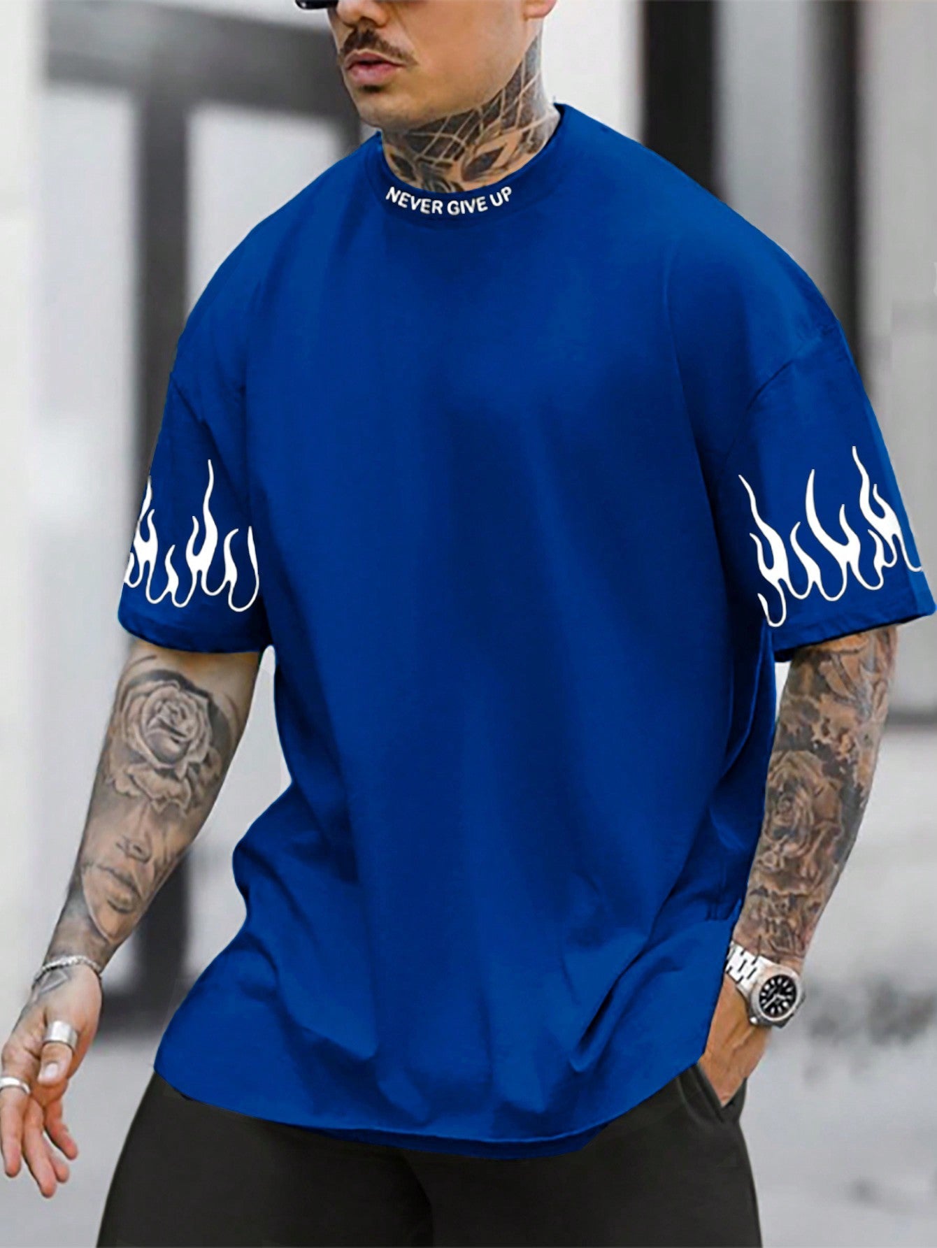 Camiseta Masculina Oversized Estampa De Chamas Nas Mangas Azul / PP Camiseta Masculina Oversized Estampa De Chamas Nas