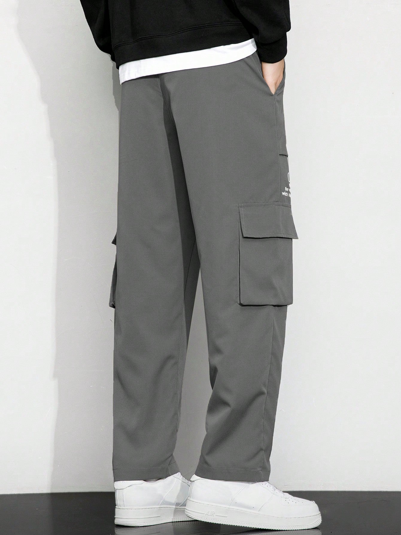 Calça Masculina Cargo Solta Estampa Gráfica E Bolsos Sobrepostos Calça Masculina Cargo Solta Estampa Gráfica E Bolsos