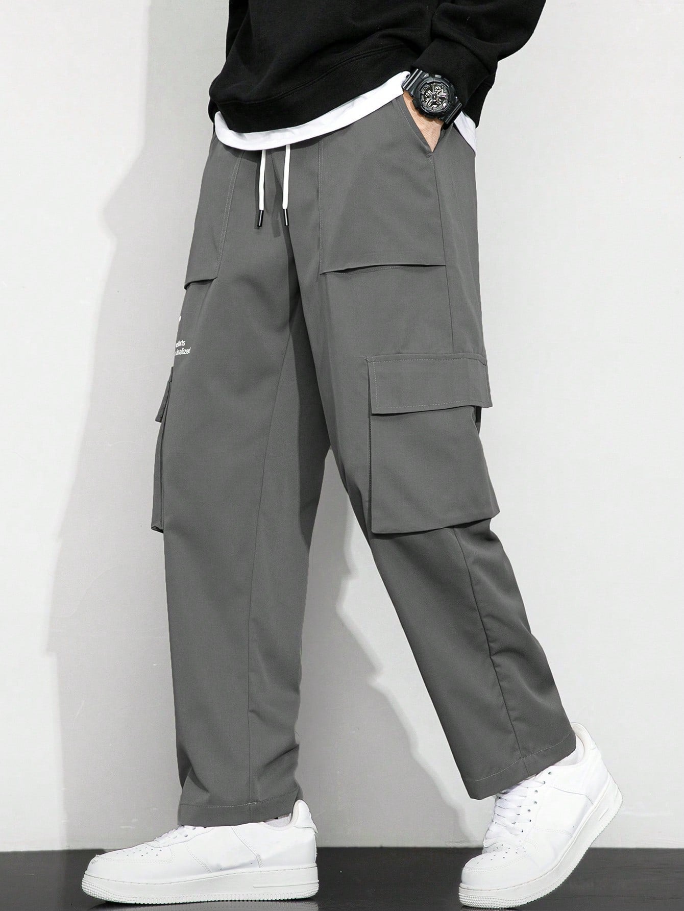 Calça Masculina Cargo Solta Estampa Gráfica E Bolsos Sobrepostos Calça Masculina Cargo Solta Estampa Gráfica E Bolsos