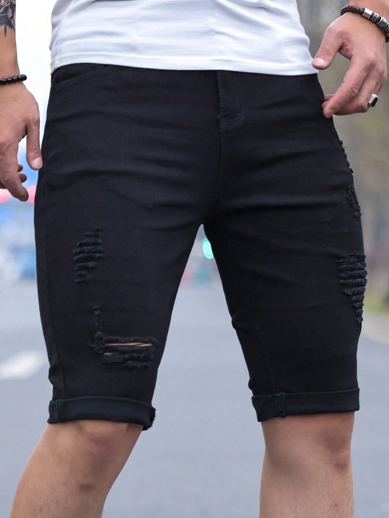 Shorts Masculino Jeans Destroyed Com Barra Desfiada Shorts Masculino Jeans Destroyed Com Barra Desfiada