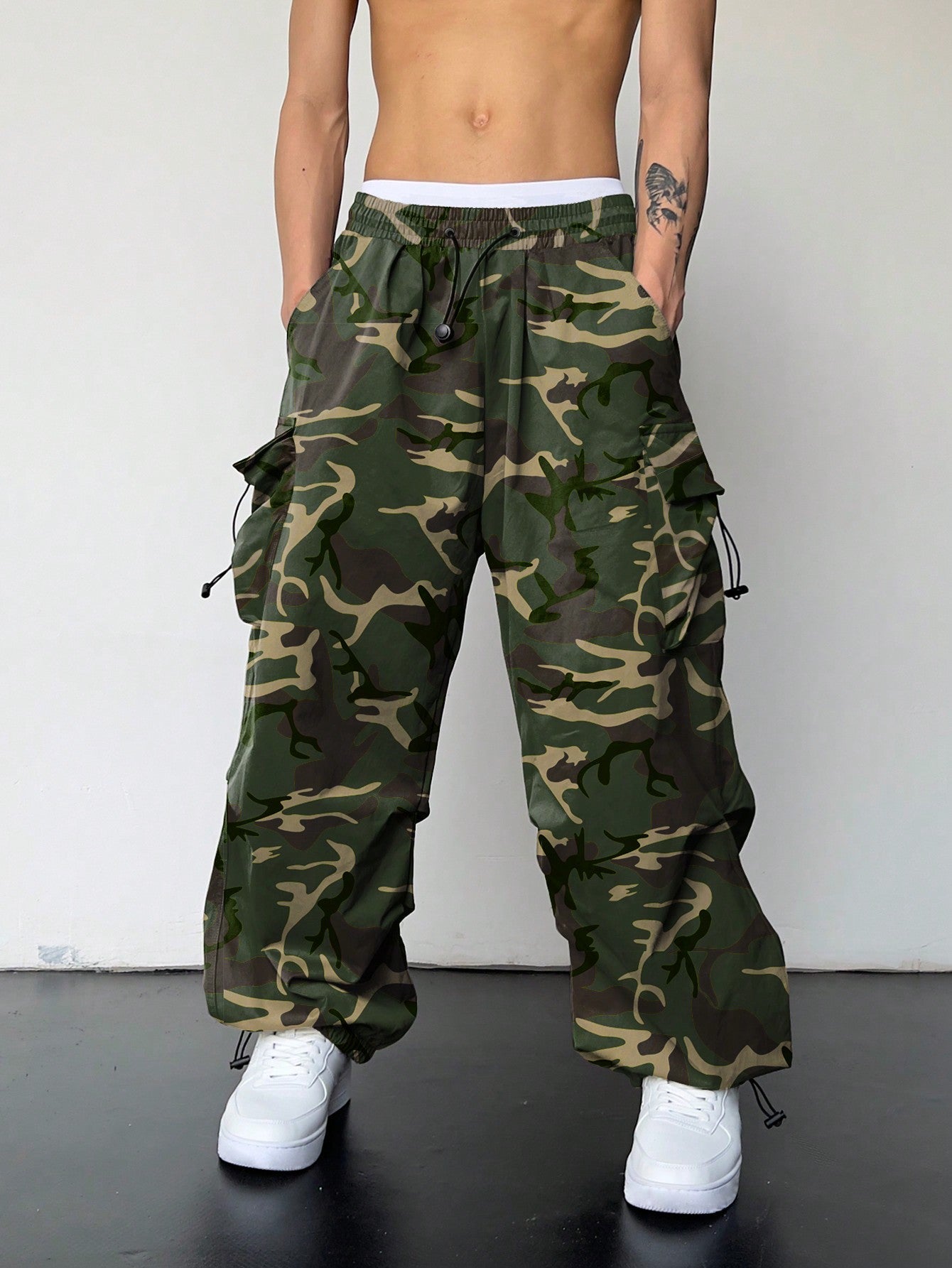 Calça Masculina Cargo Oversized Bolsos Sobrepostos Verde Militar / PP Calça Masculina Cargo Oversized Bolsos Sobrepostos