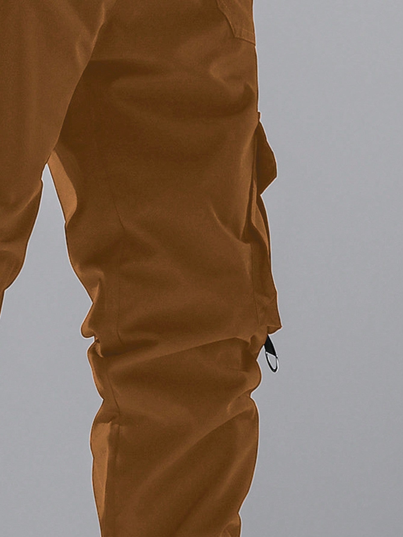 Calça Masculina Cargo Solta Bolsos Sobrepostos E Cintura Ajustável Calça Masculina Cargo Solta Bolsos Sobrepostos E