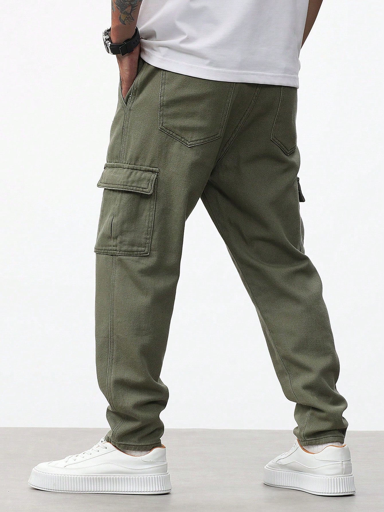 Calça Masculina Cargo Com Bolsos Laterais Com Aba E Estilo Funcional Calça Masculina Cargo Com Bolsos Laterais Com Aba