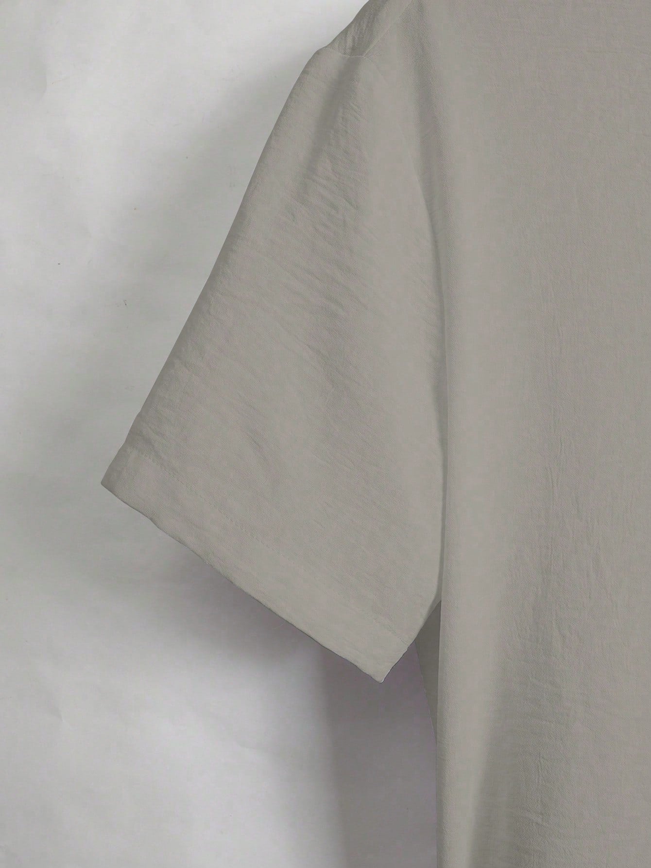 Conjunto Masculino Camisa Lisa E Calça Com Patch Decorativo Conjunto Masculino Camisa Lisa E Calça Com Patch Decorativo