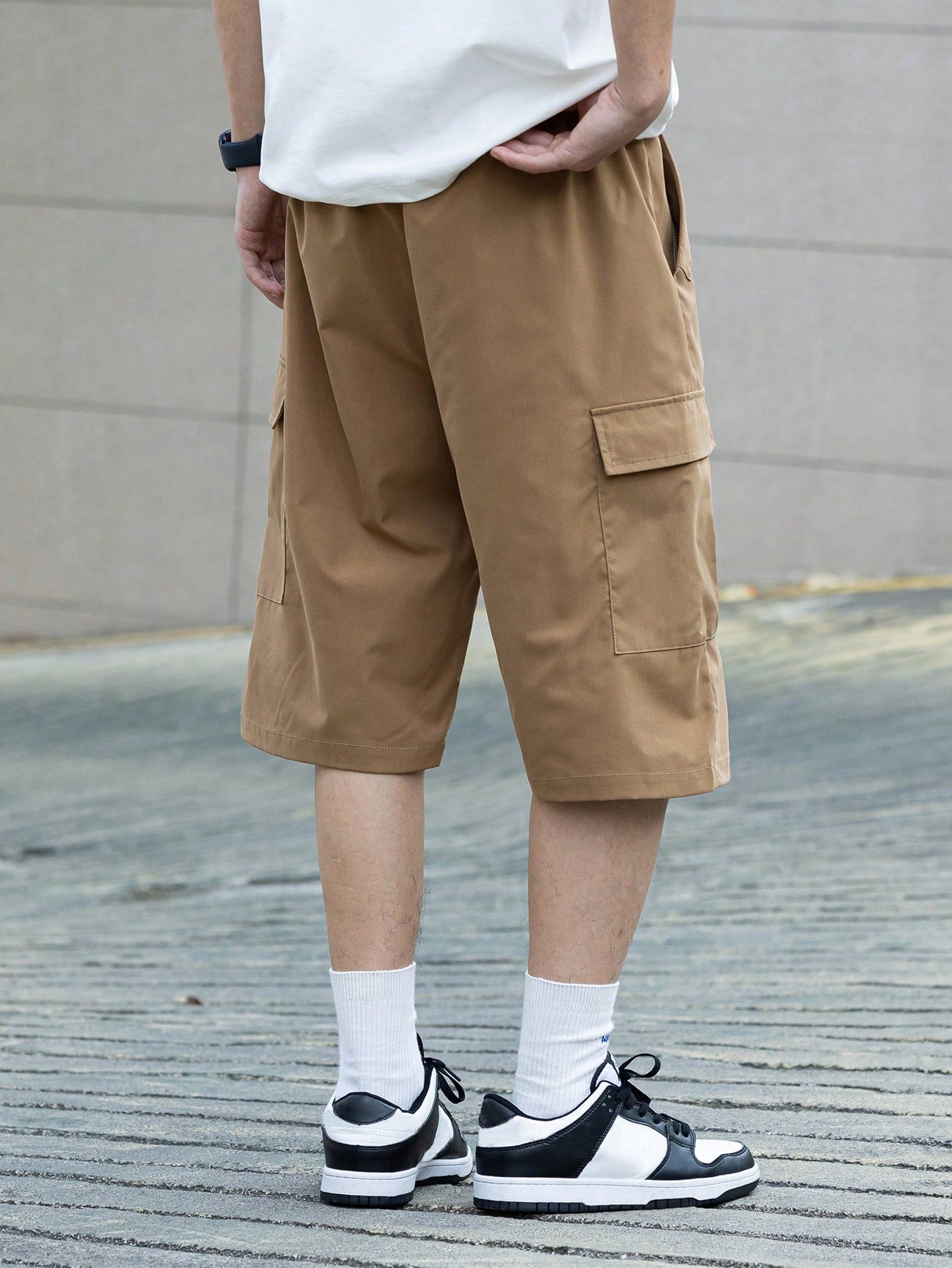 Bermuda Masculina Cargo Com Bolsos Laterais E Cintura Ajustável Bermuda Masculina Cargo Com Bolsos Laterais E Cintura