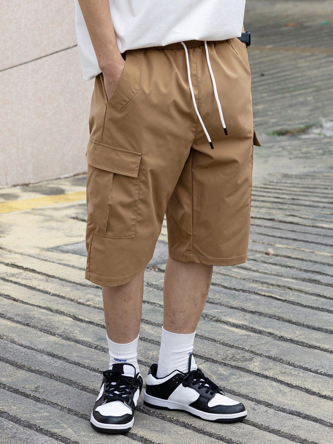 Bermuda Masculina Cargo Com Bolsos Laterais E Cintura Ajustável Bermuda Masculina Cargo Com Bolsos Laterais E Cintura