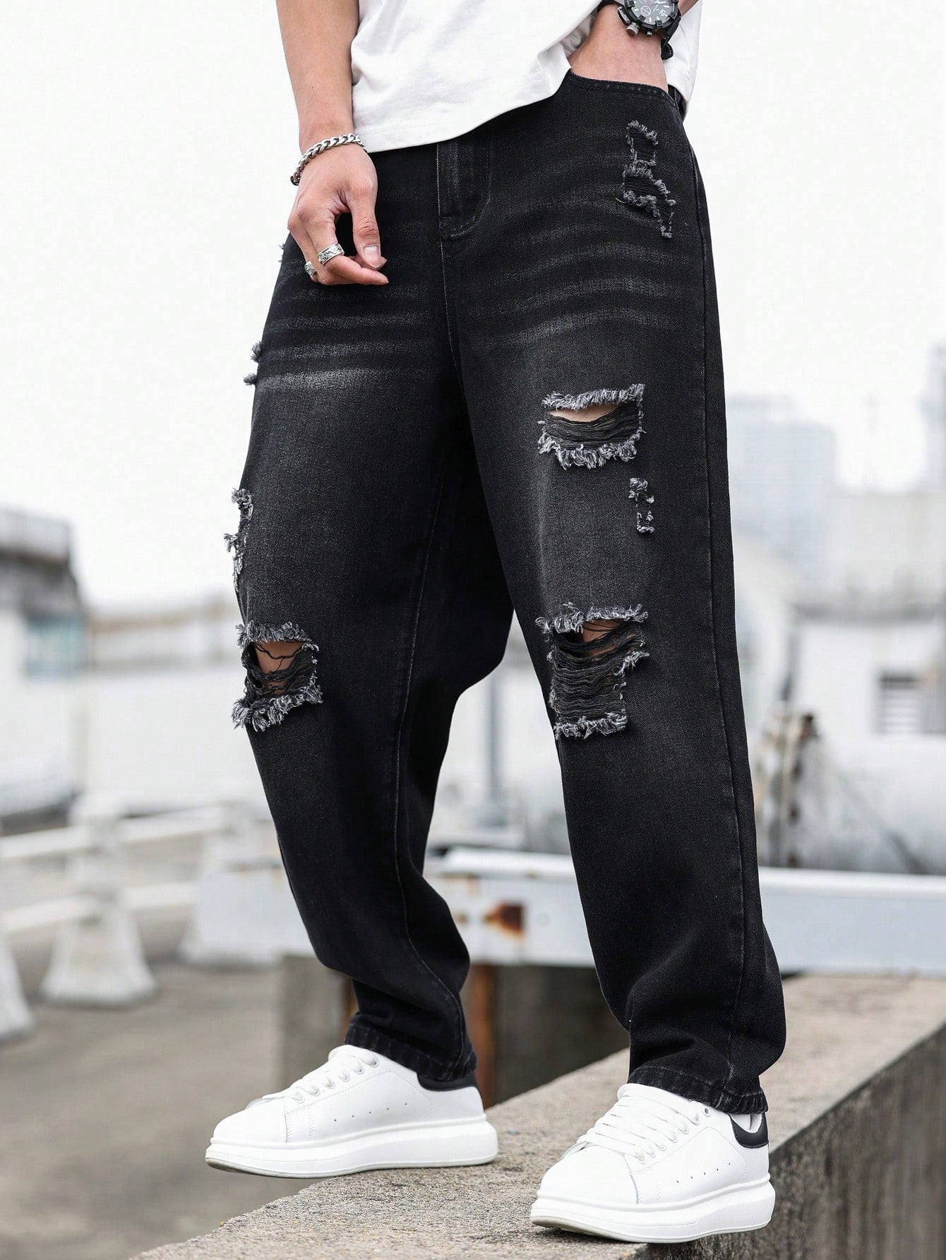 Calça Masculina Jeans Wide Fit Com Lavagem Desgastada E Rasgos Preto / PP Calça Masculina Jeans Wide Fit Com Lavagem