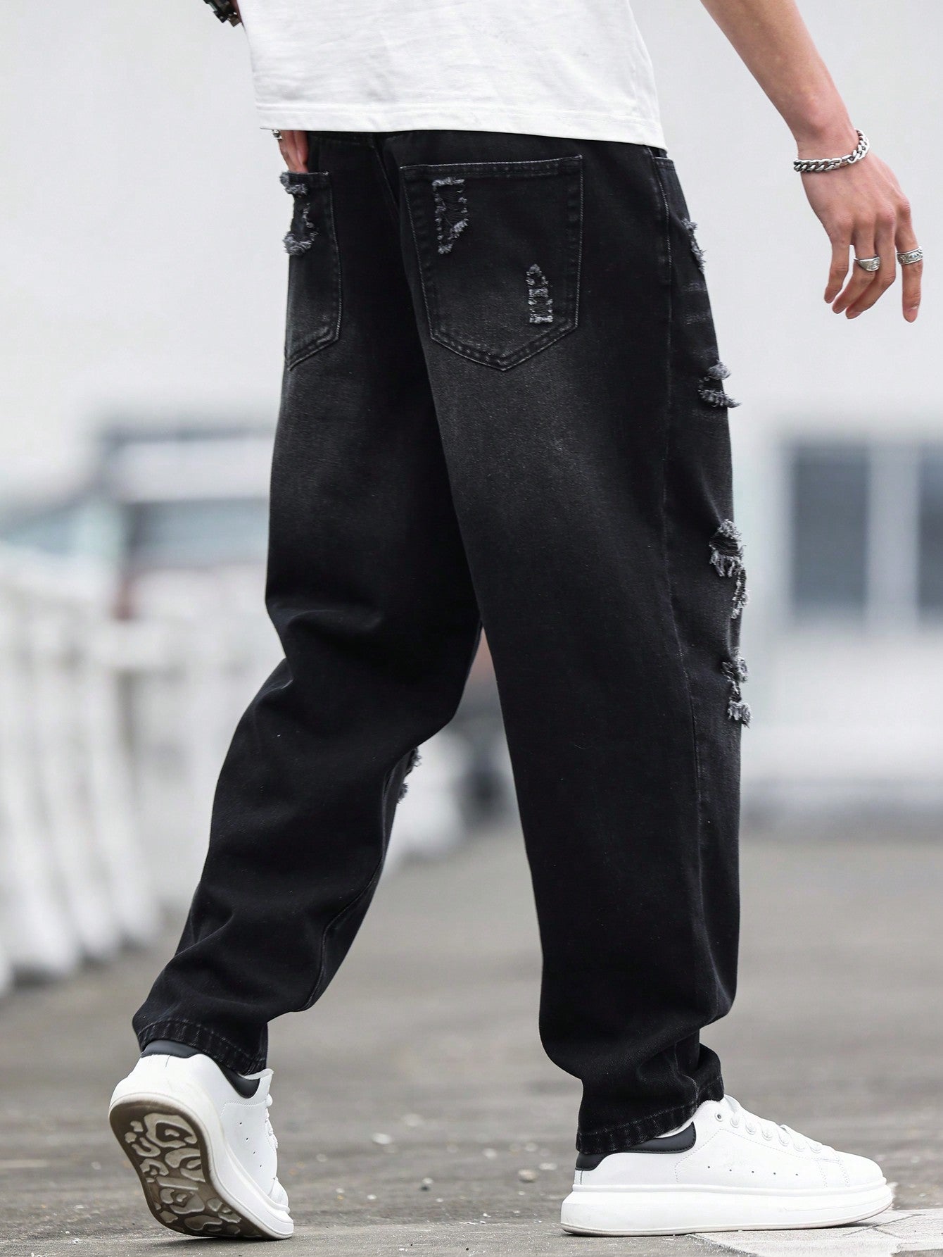 Calça Masculina Jeans Wide Fit Com Lavagem Desgastada E Rasgos Calça Masculina Jeans Wide Fit Com Lavagem Desgastada E