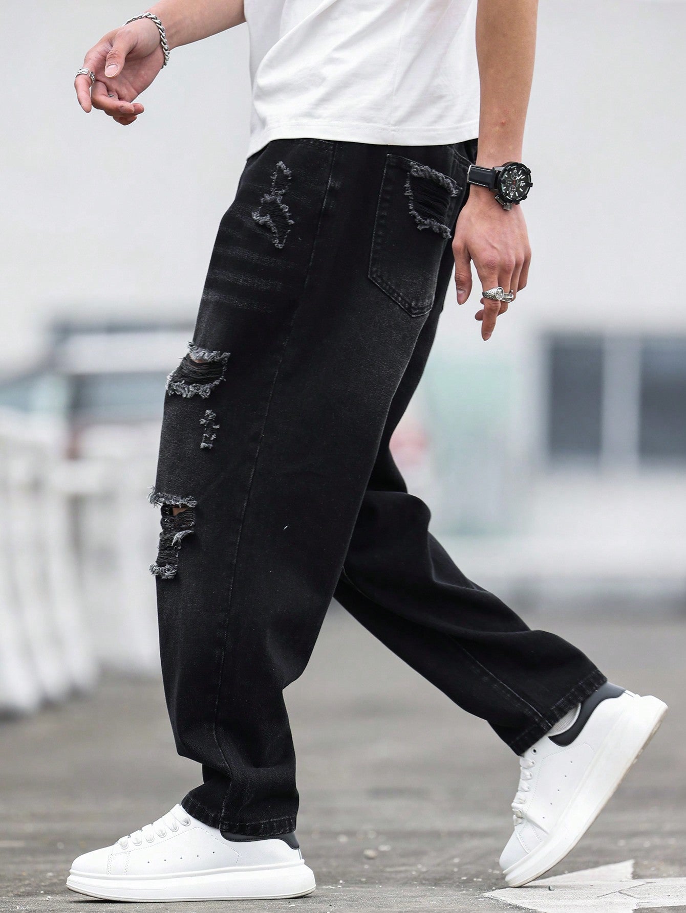 Calça Masculina Jeans Wide Fit Com Lavagem Desgastada E Rasgos Calça Masculina Jeans Wide Fit Com Lavagem Desgastada E