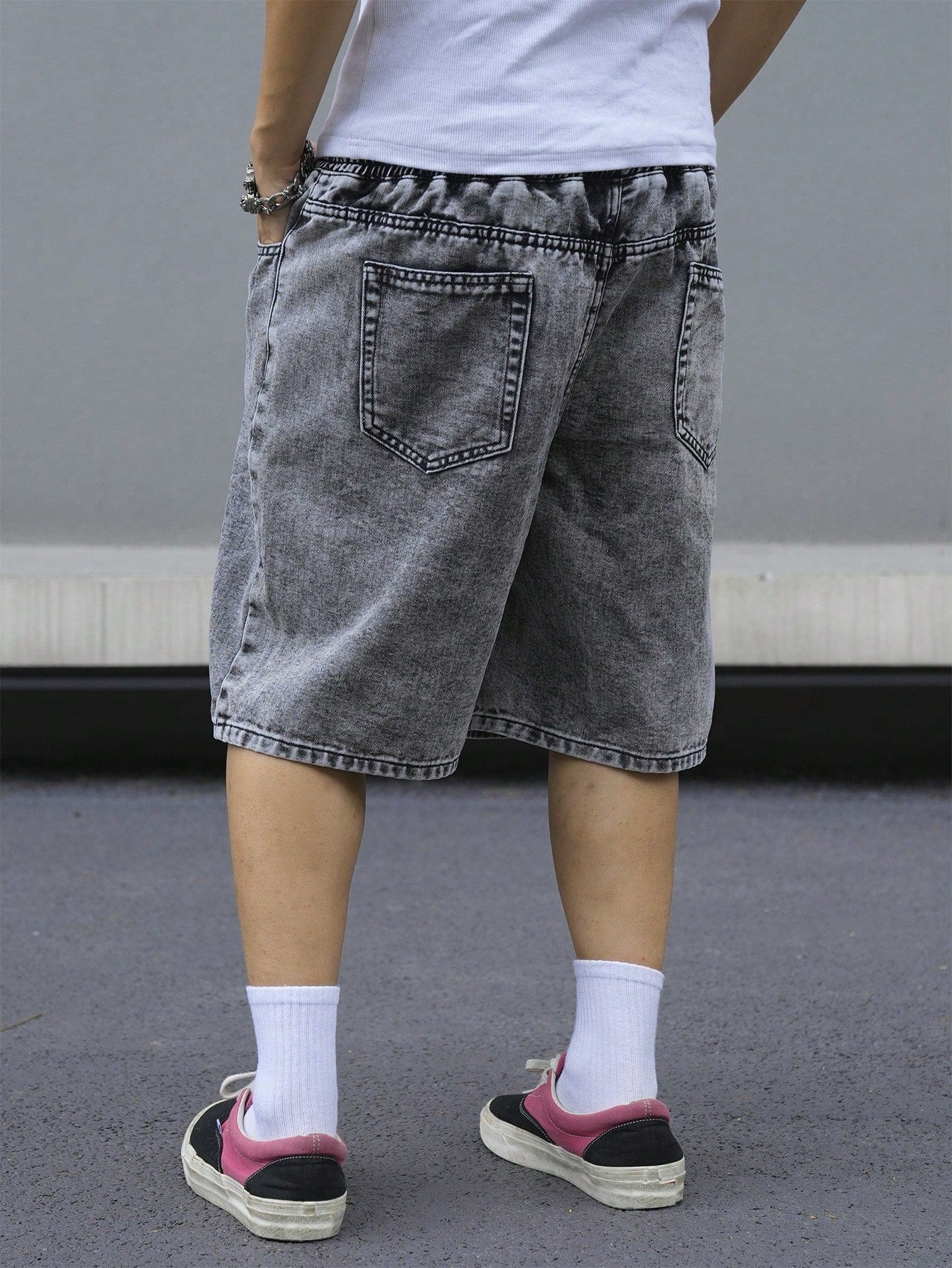 Bermuda Masculina Jeans Reta Com Bolsos E Caimento Solto Bermuda Masculina Jeans Reta Com Bolsos E Caimento Solto