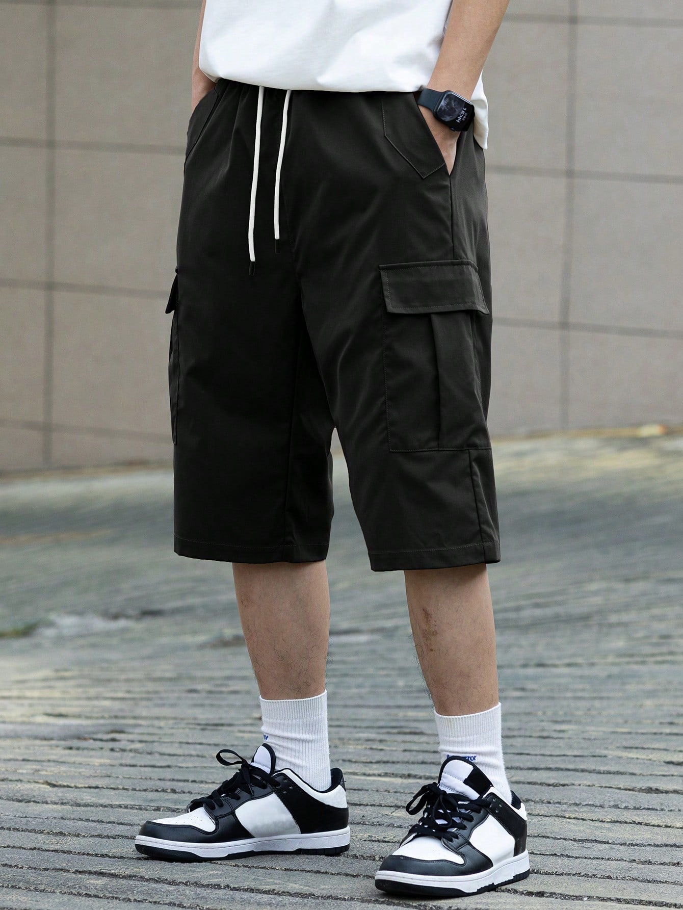 Bermuda Masculina Cargo Com Bolsos Laterais E Cintura Ajustável Preto / PP Bermuda Masculina Cargo Com Bolsos Laterais