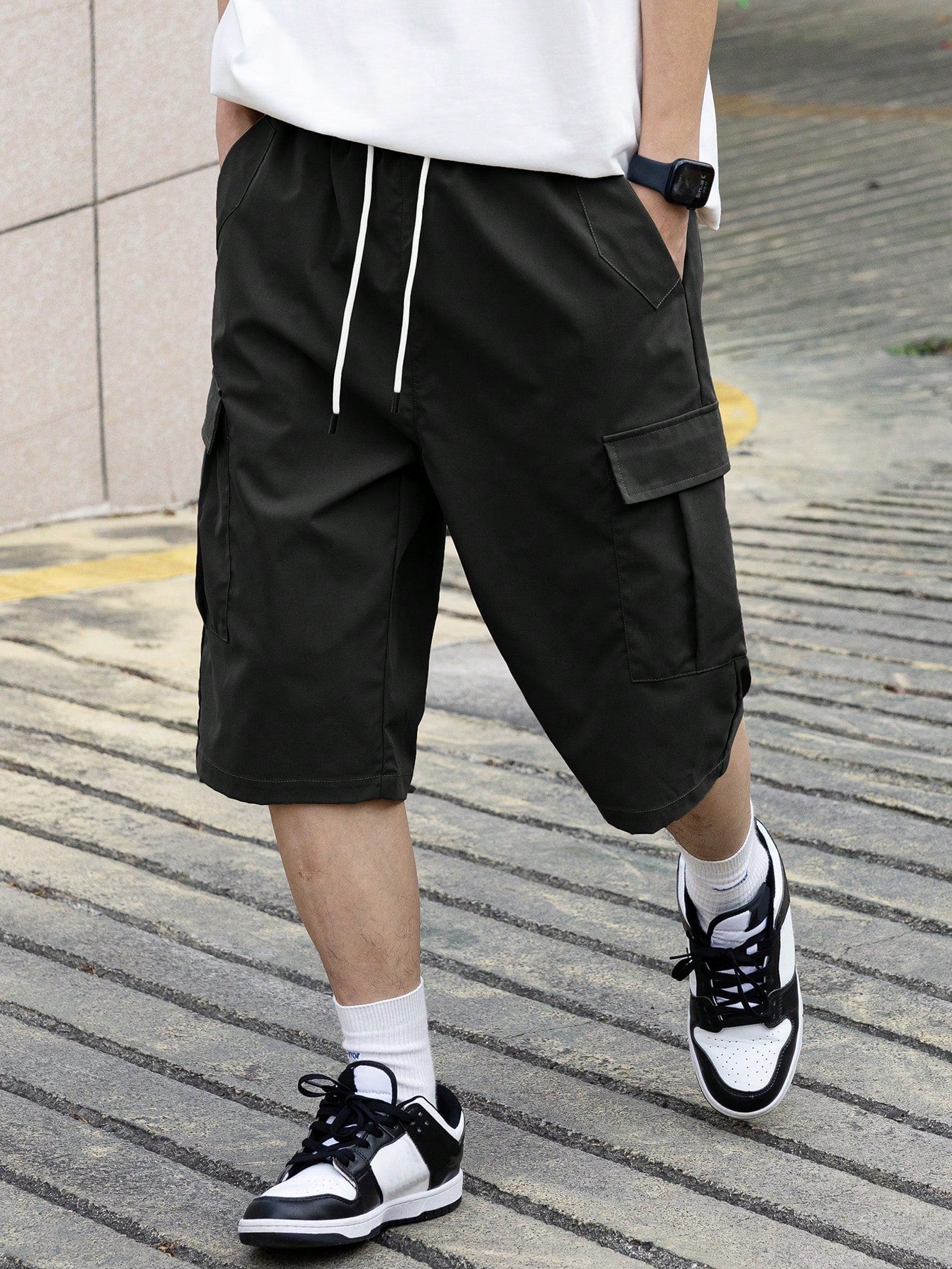 Bermuda Masculina Cargo Com Bolsos Laterais E Cintura Ajustável Bermuda Masculina Cargo Com Bolsos Laterais E Cintura