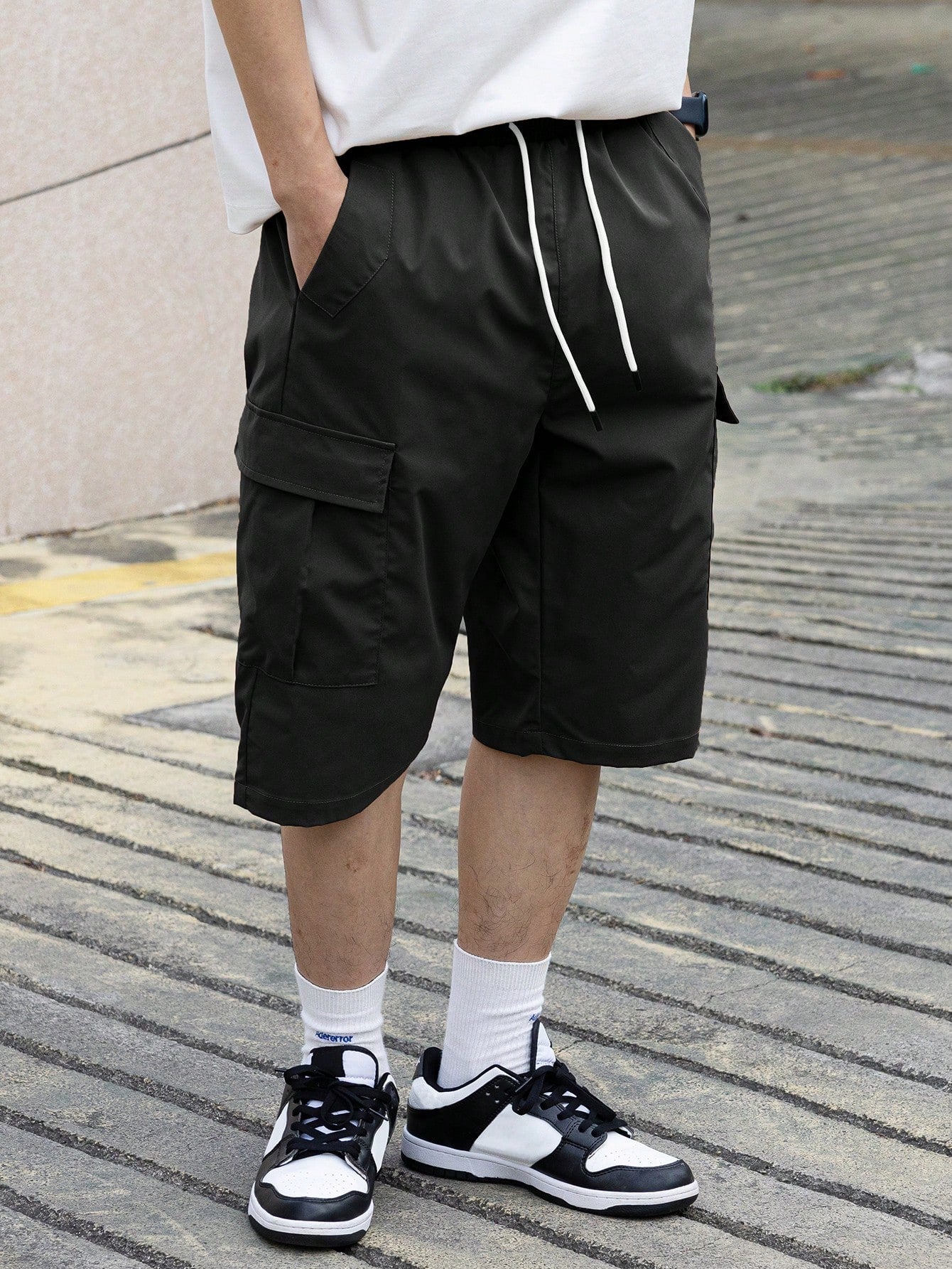 Bermuda Masculina Cargo Com Bolsos Laterais E Cintura Ajustável Bermuda Masculina Cargo Com Bolsos Laterais E Cintura