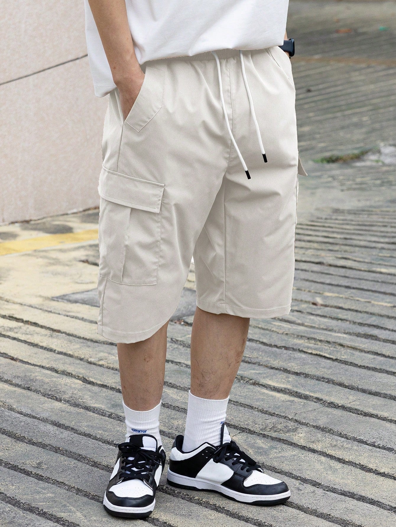 Bermuda Masculina Cargo Com Bolsos Laterais E Cintura Ajustável Bermuda Masculina Cargo Com Bolsos Laterais E Cintura