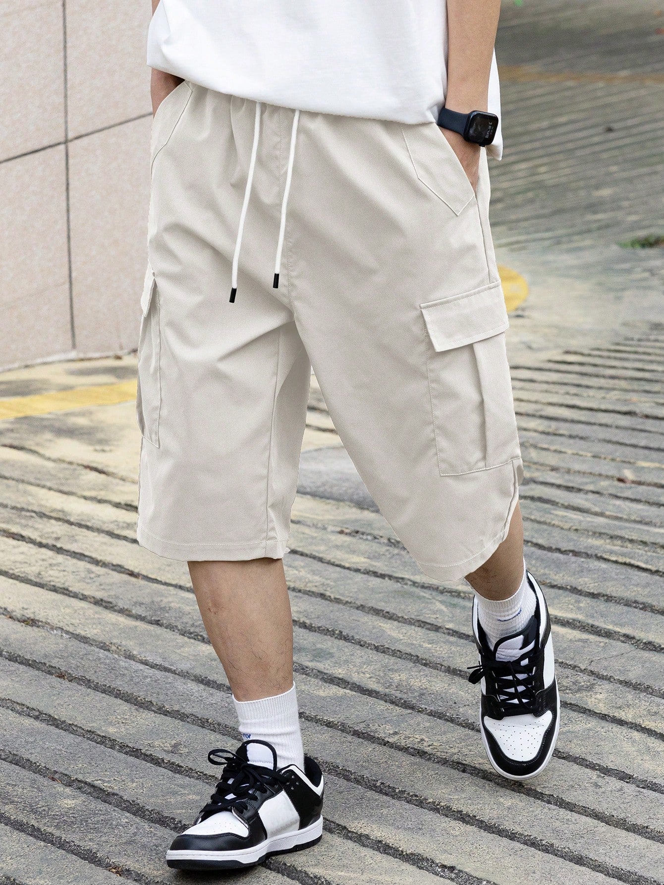 Bermuda Masculina Cargo Com Bolsos Laterais E Cintura Ajustável Bermuda Masculina Cargo Com Bolsos Laterais E Cintura