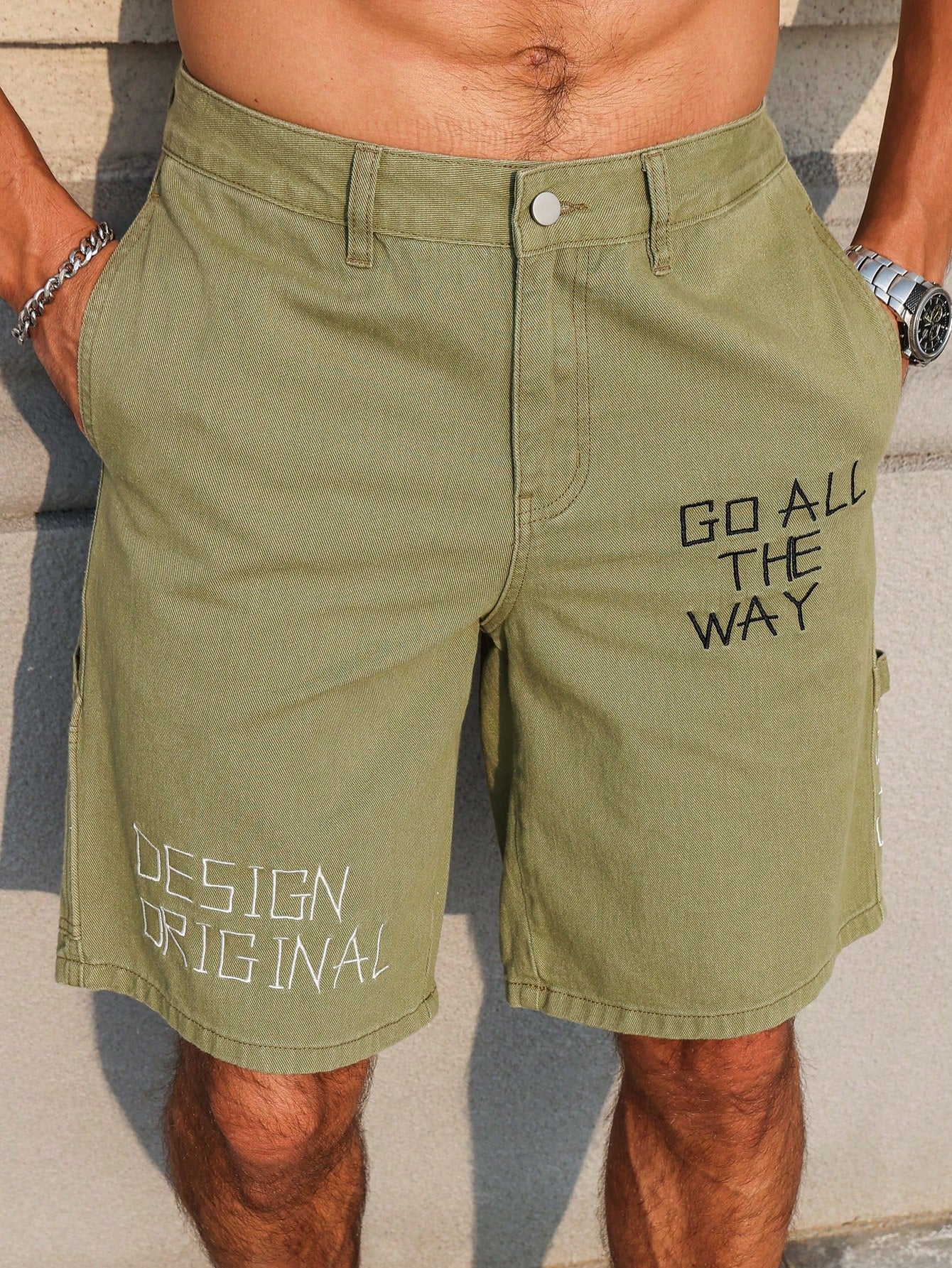 Bermuda Masculina Jeans Estampa Lettering E Bolsos Laterais Shorts Masculino Jeans Cargo Com Bolsos Laterais Funcionais