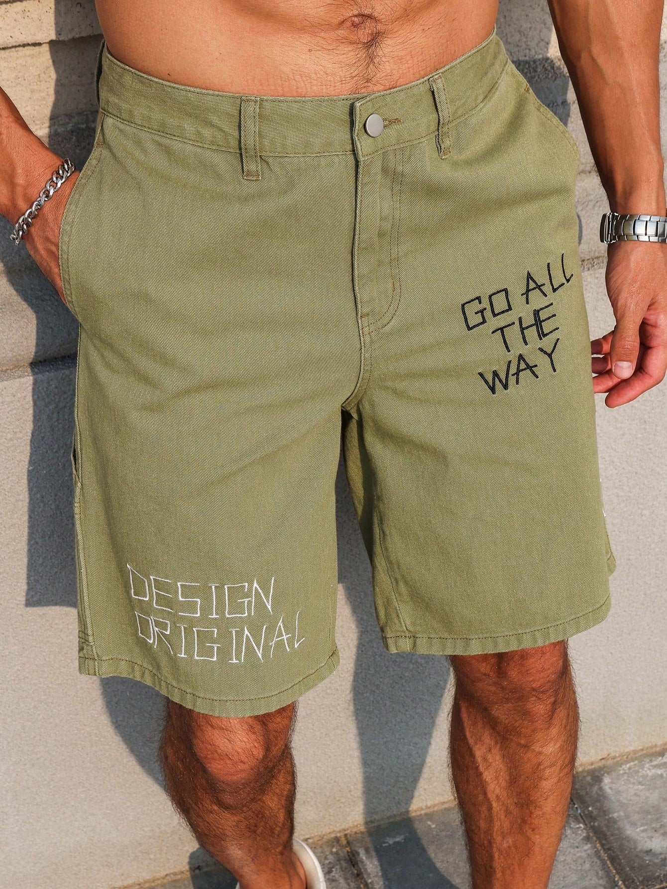 Bermuda Masculina Jeans Estampa Lettering E Bolsos Laterais Shorts Masculino Jeans Cargo Com Bolsos Laterais Funcionais