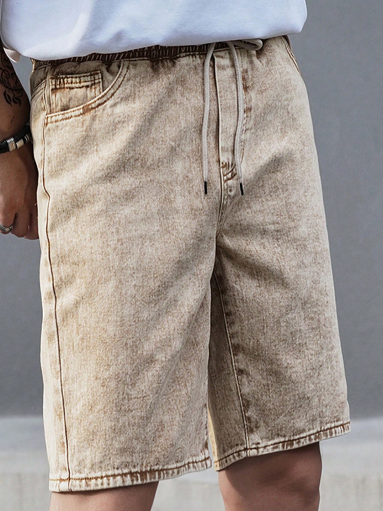 Bermuda Masculina Jeans Reta Com Bolsos E Caimento Solto Caqui / PP Bermuda Masculina Jeans Reta Com Bolsos E Caimento
