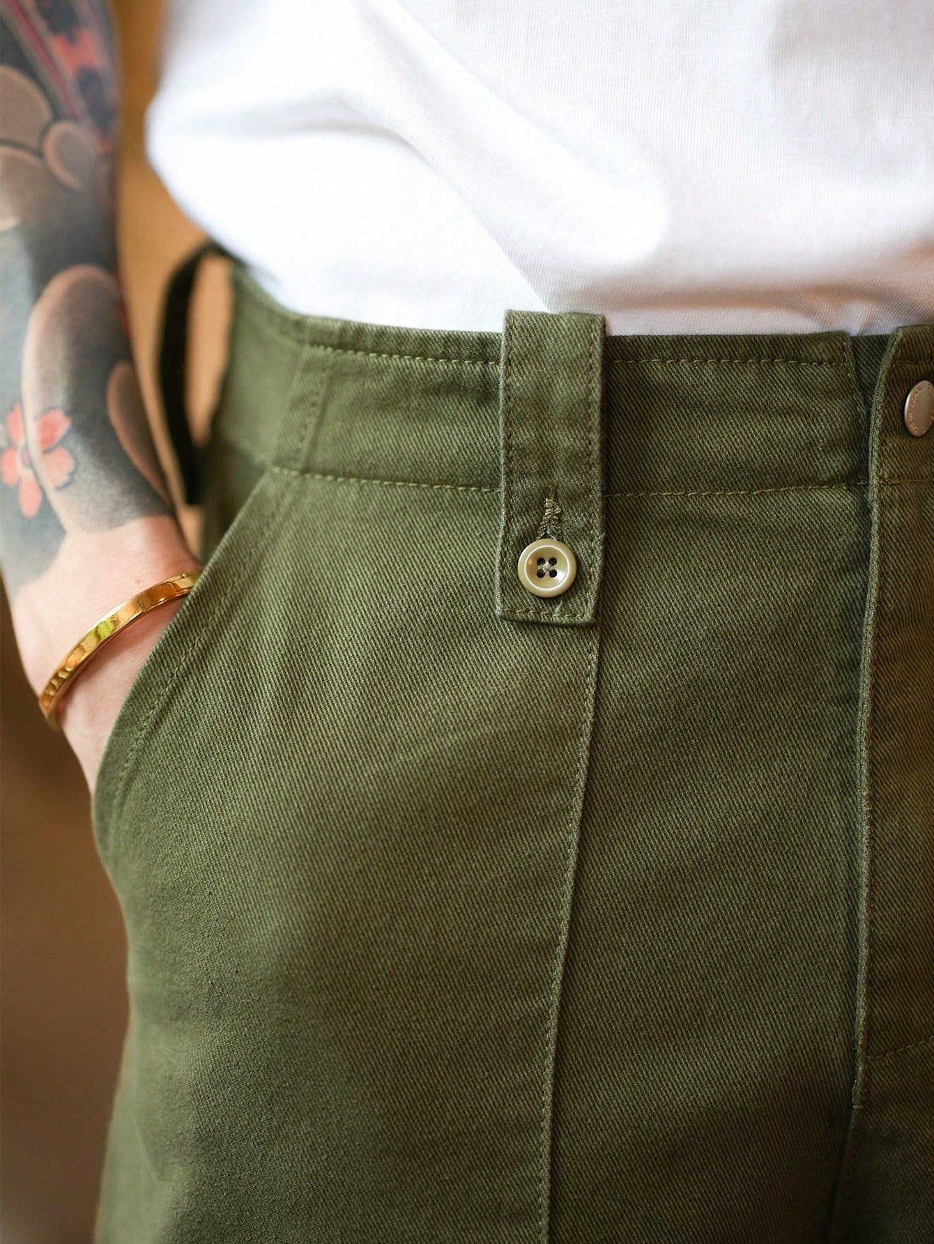 Calça Masculina Cargo Wide Leg Com Lavagem Vintage E Design Urbano Calça Masculina Cargo Wide Leg Com Lavagem Vintage E