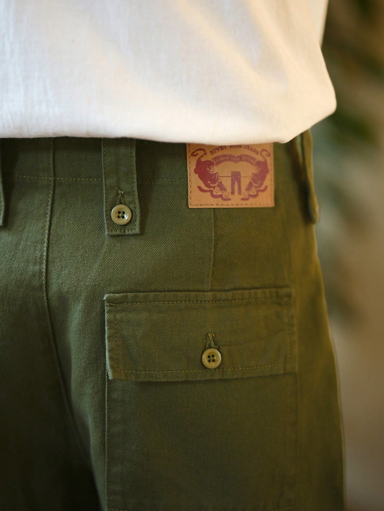 Calça Masculina Cargo Wide Leg Com Lavagem Vintage E Design Urbano Calça Masculina Cargo Wide Leg Com Lavagem Vintage E